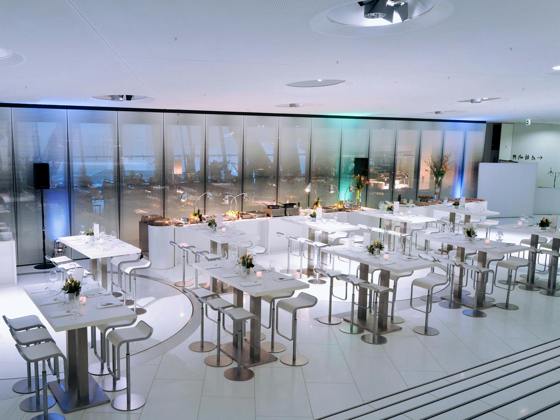 Die Galerie im Porsche Museum als Eventraum mit modernen Tischen und Stühlen versehen