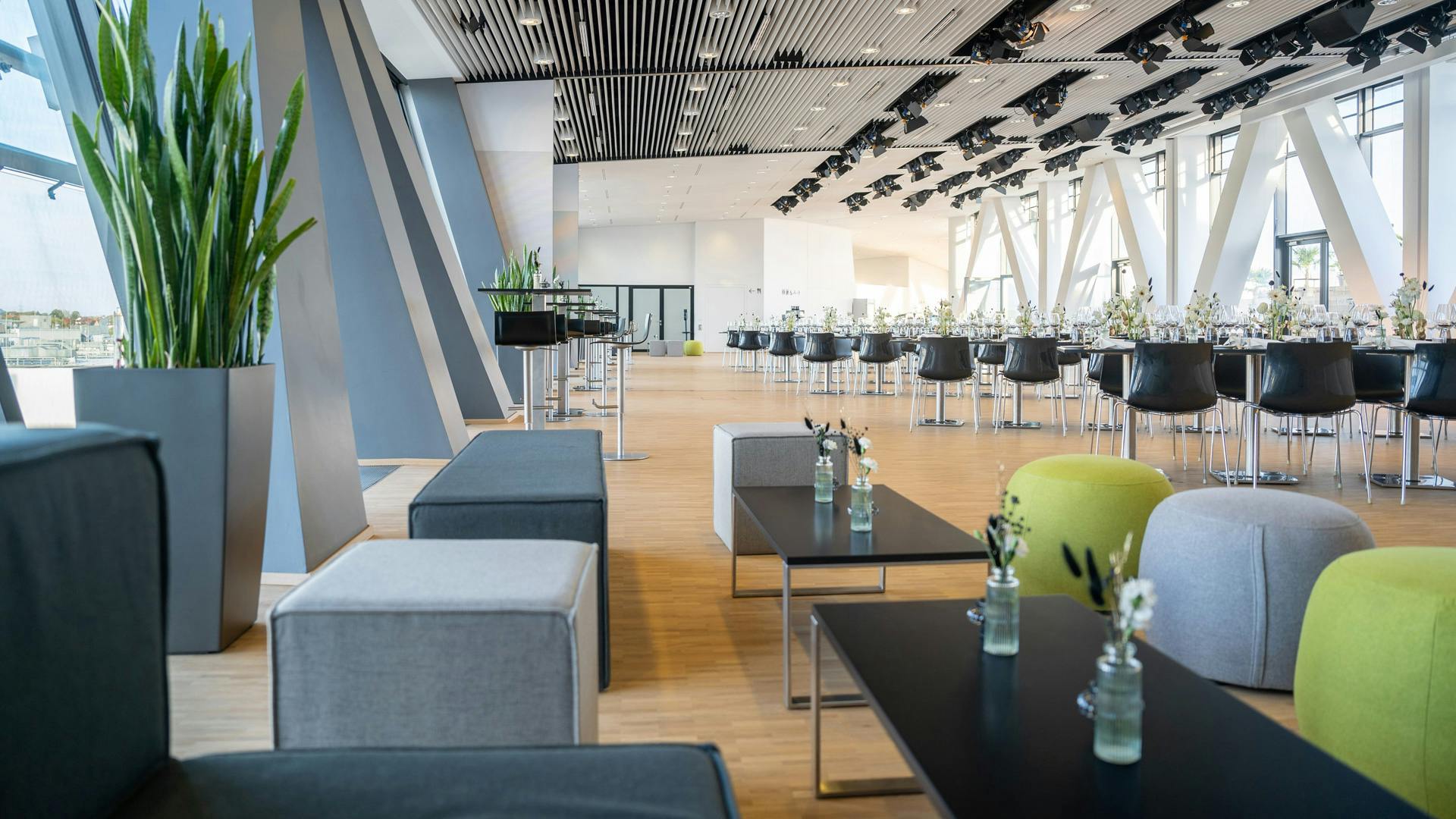 Blick auf die Eventlocation, die mit einem gemischten Setting für ein Event bestuhlt ist.