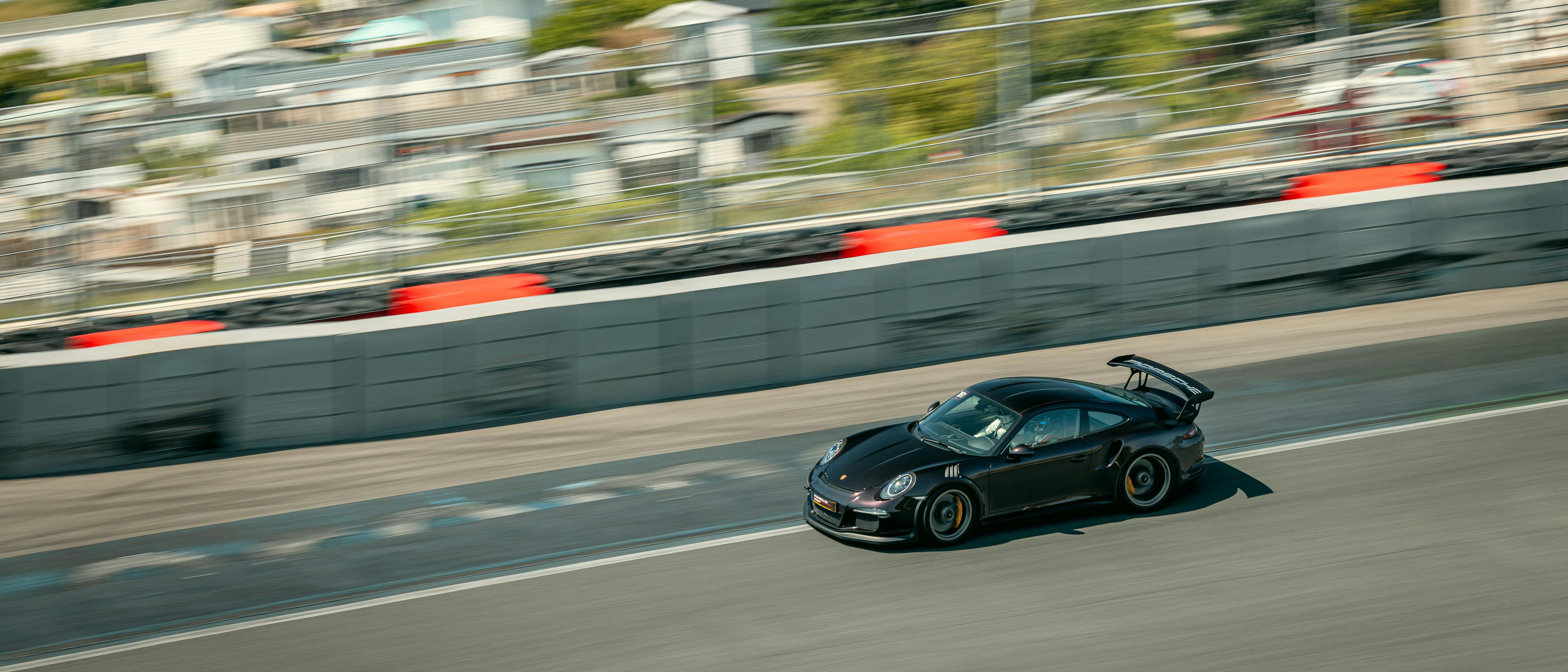 Een Porsche rijdt op het circuit