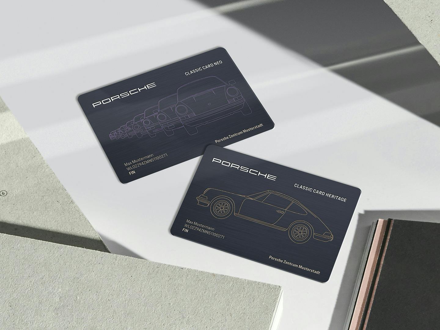 Porsche Classic Card Kundenkarten auf grauem Hintergrund neben ORIGINALE Magazinen