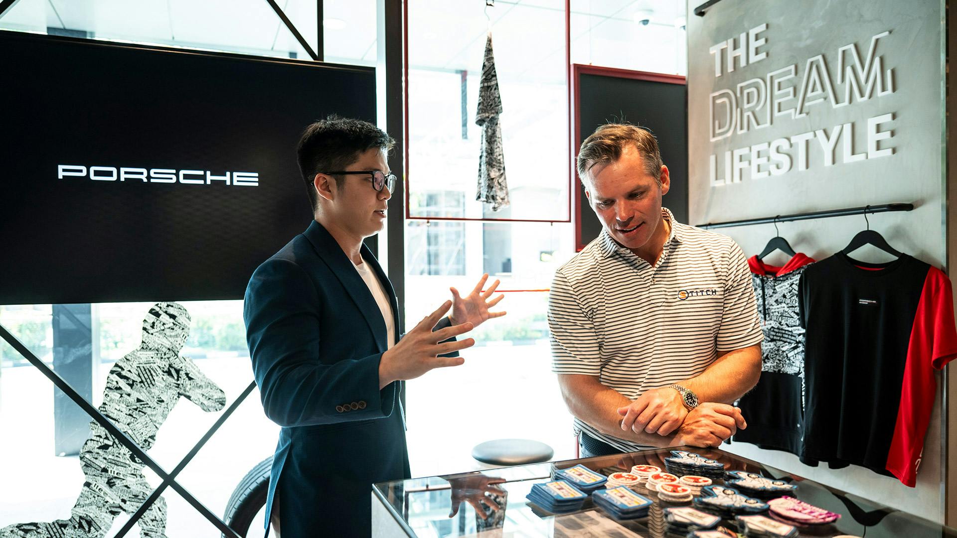 Paul Casey besucht das Porsche Studio in Singapur