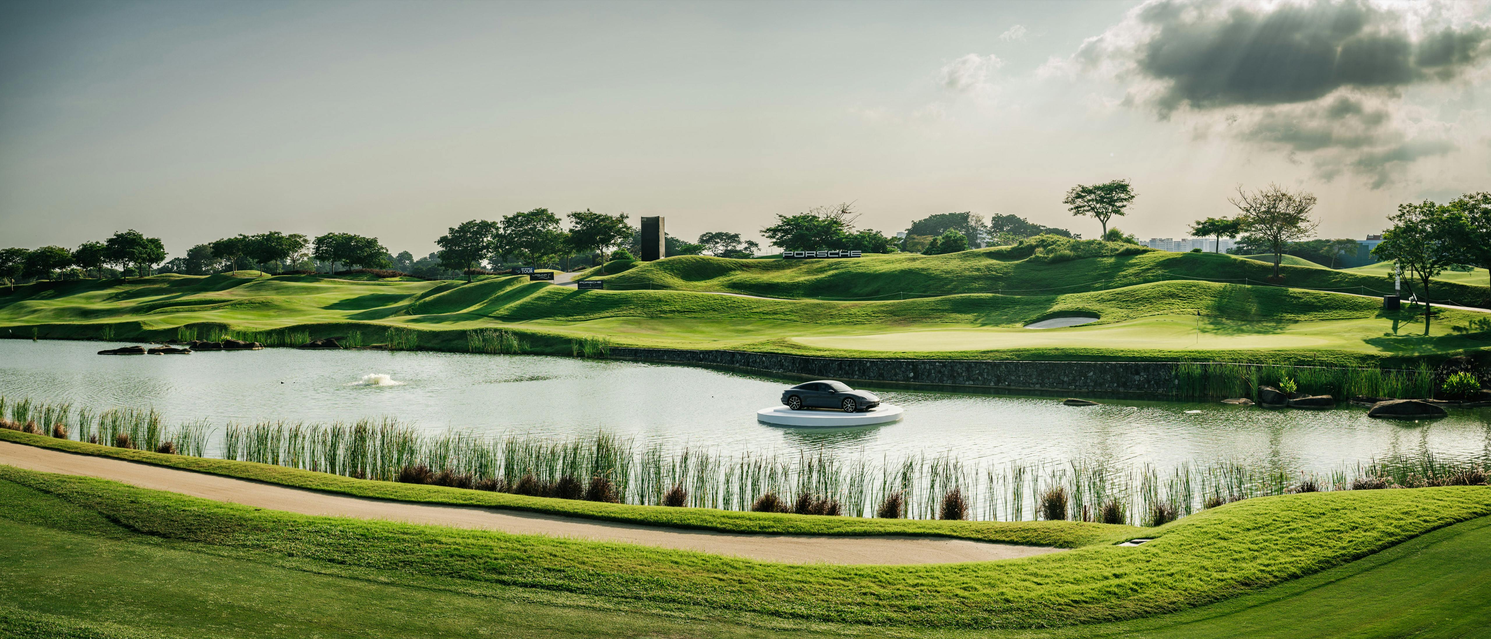 Panoramafoto des 18. Loch des Classic Course bei den Porsche Singapore Classic.