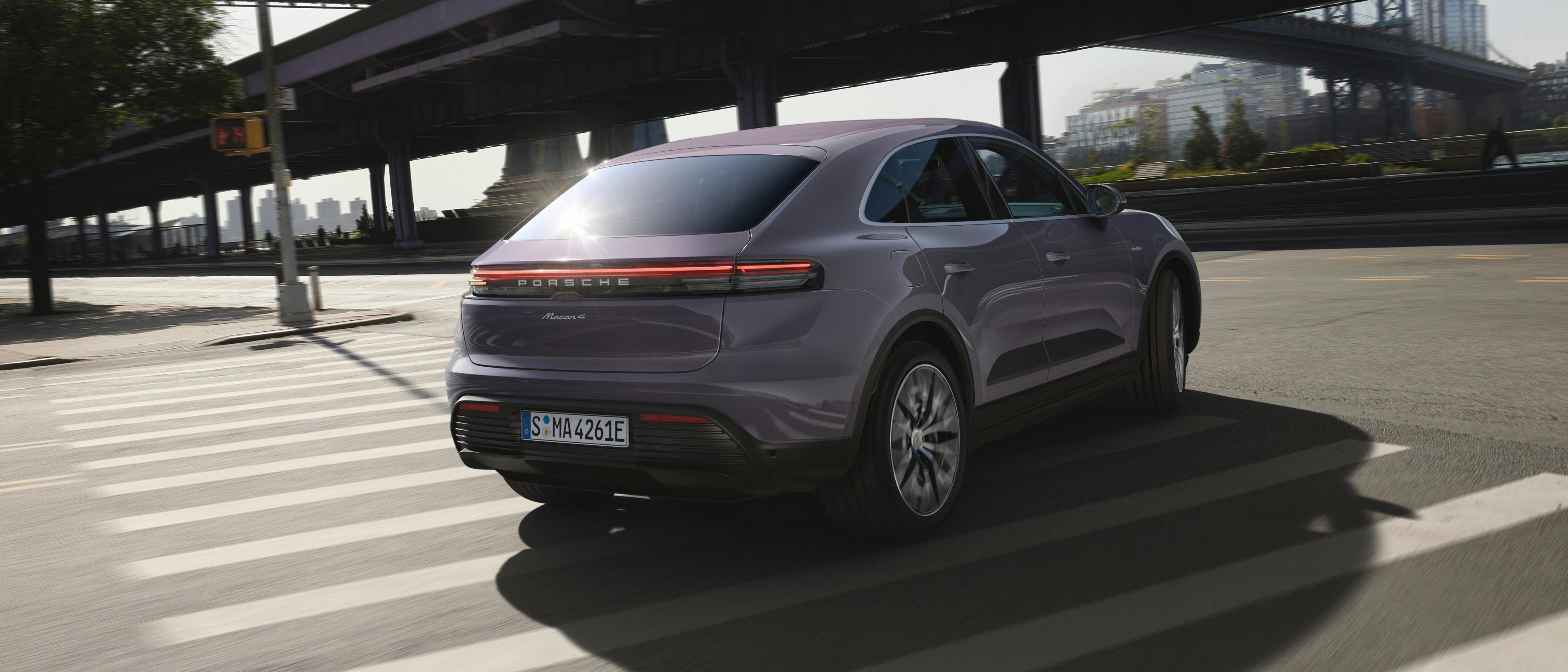 Le Macan électrique Provence roule dans la rue en passant sous un pont.