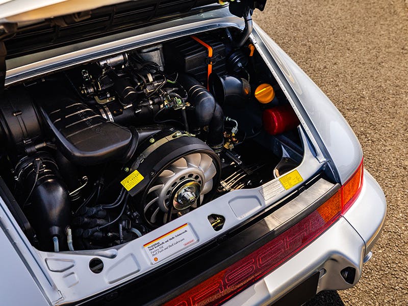 Le moteur arrière d’une porsche 911 targa Jubilé