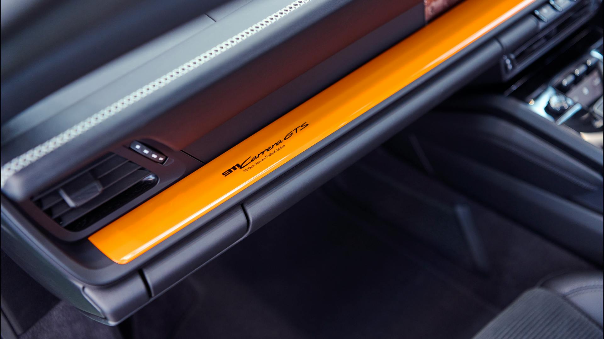 Dreams in Colours: Close-up in pastelorange of a 911 model from the 30 Years Porsche Thailand Edition.