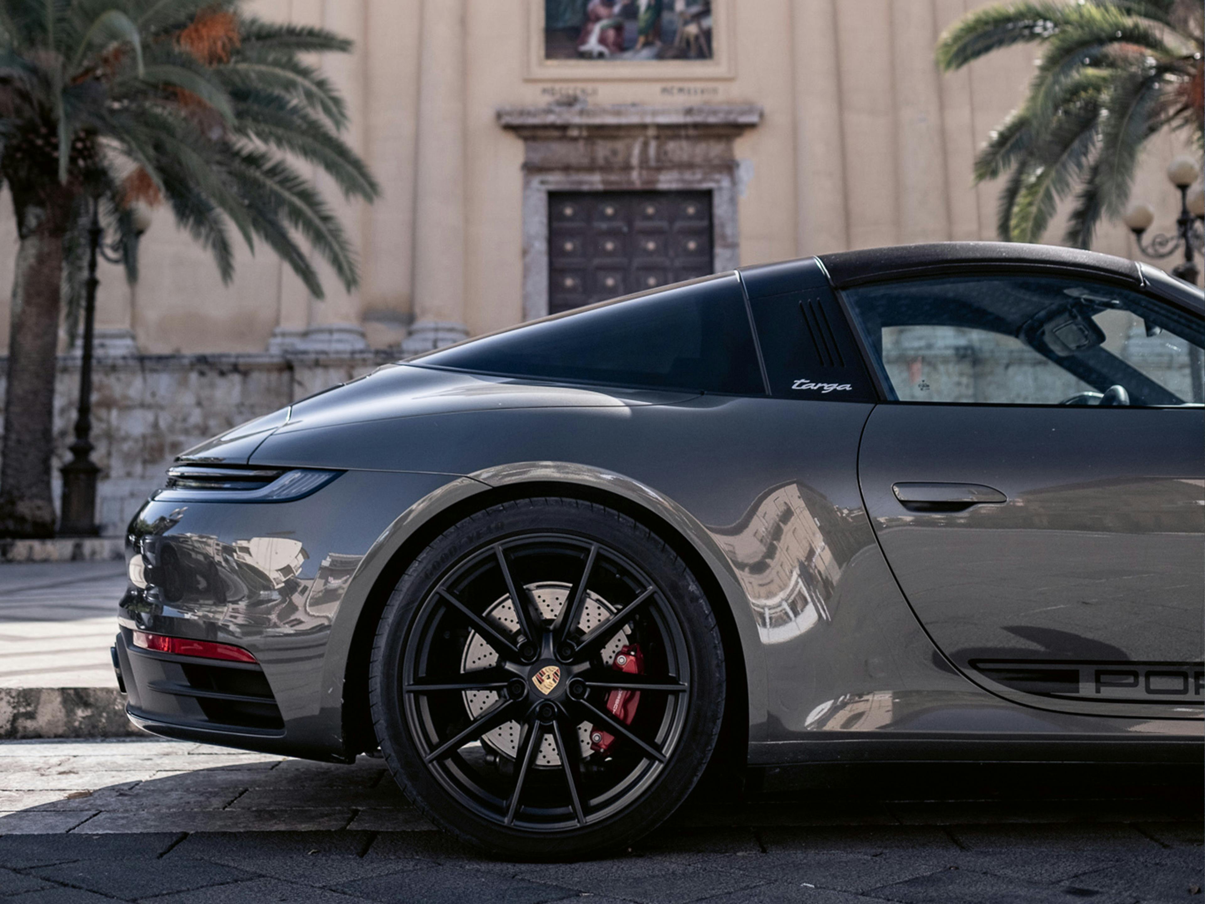 Ein Porsche Targa vor einem historischen Gebäude.