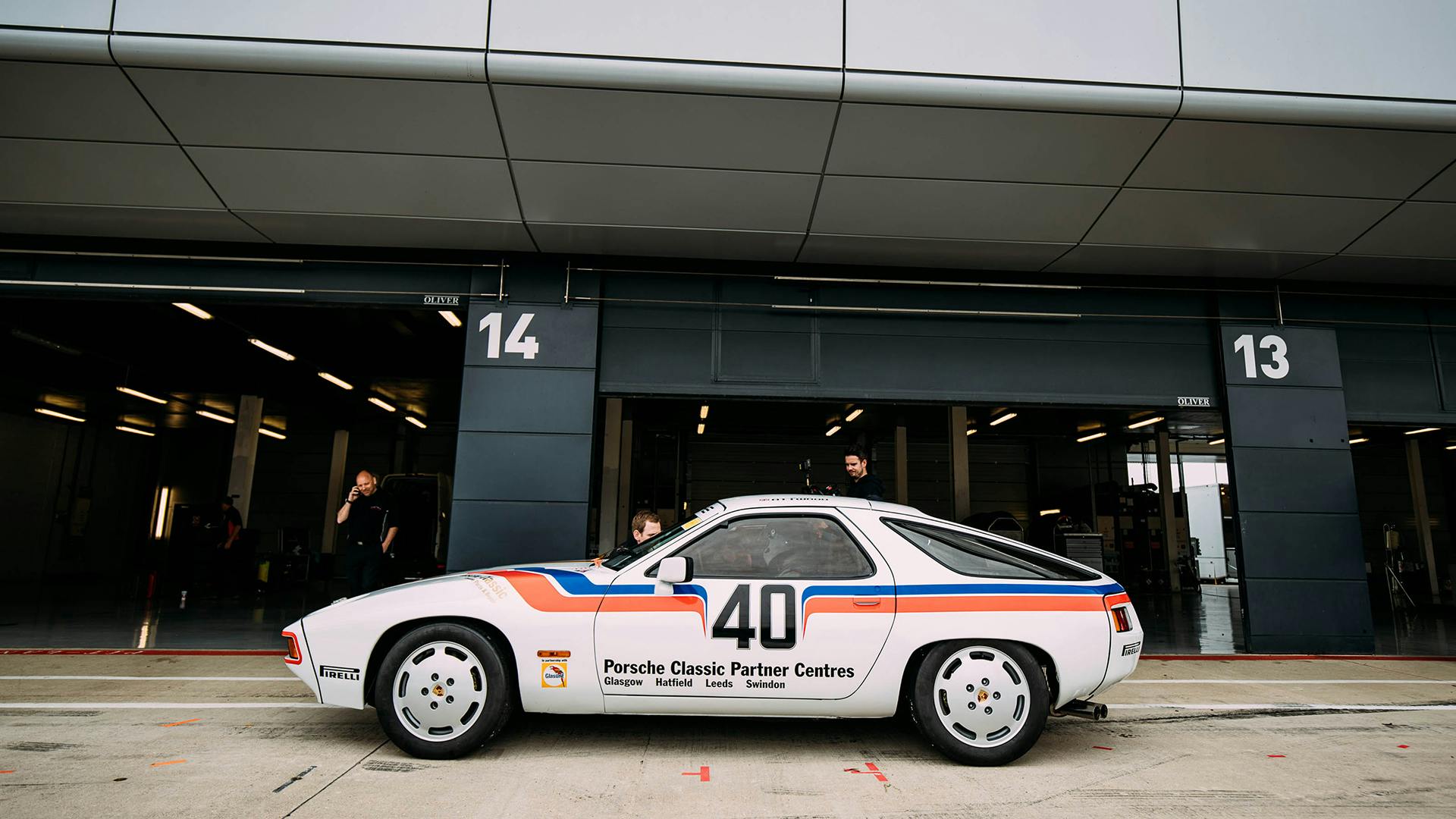 The Porsche 928 at the pitlane.