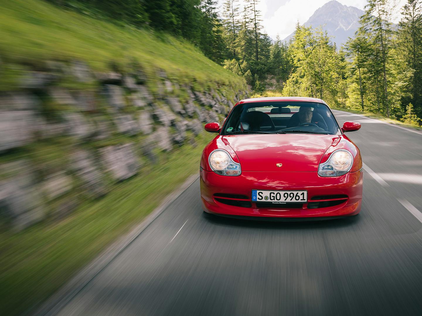 Frontansicht eines roten Porsche 996 GT3.