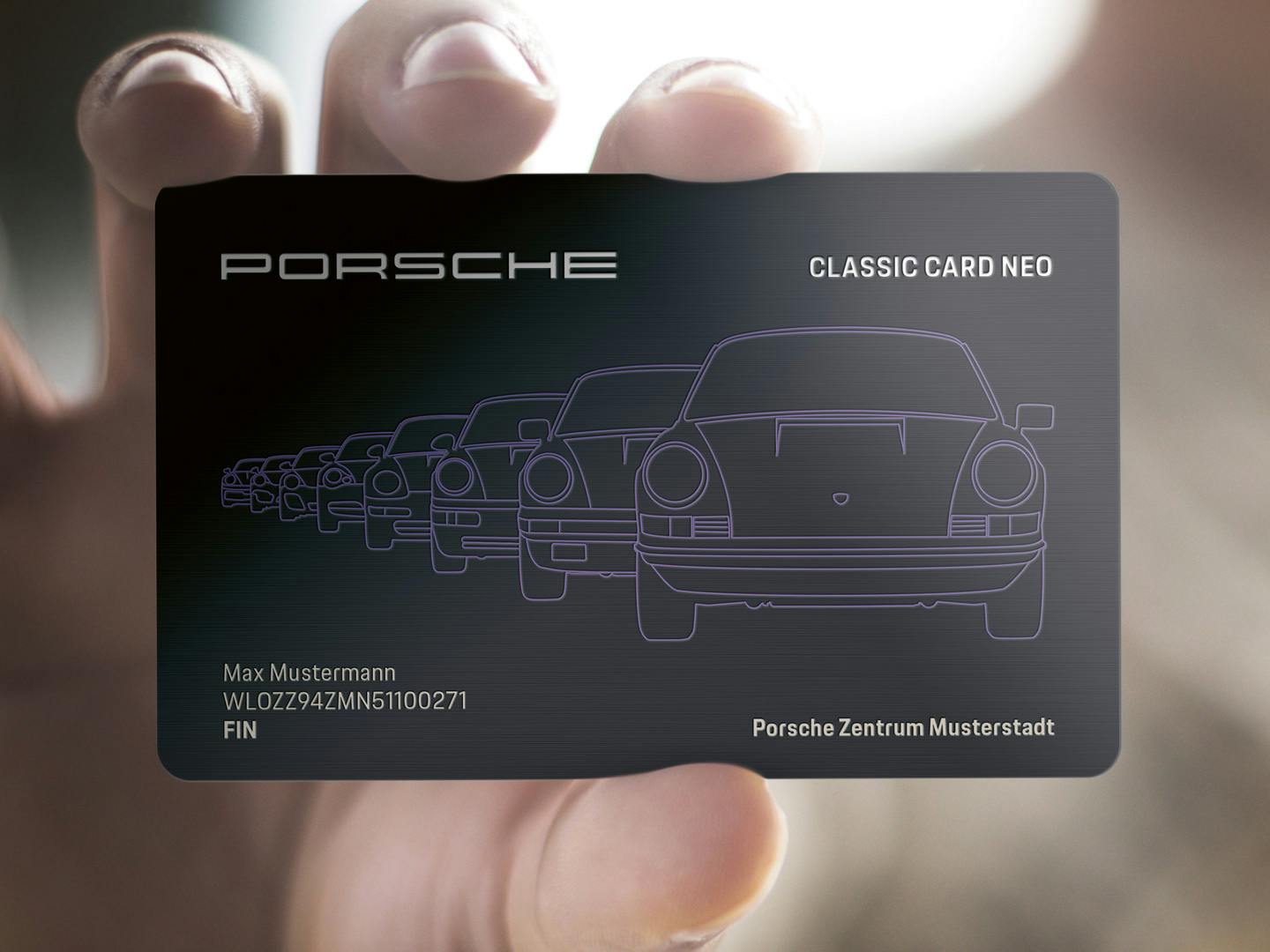 In der Hand gehaltene Porsche Classic Card Kundenkarte mit einem Porsche Fahrzeugbild