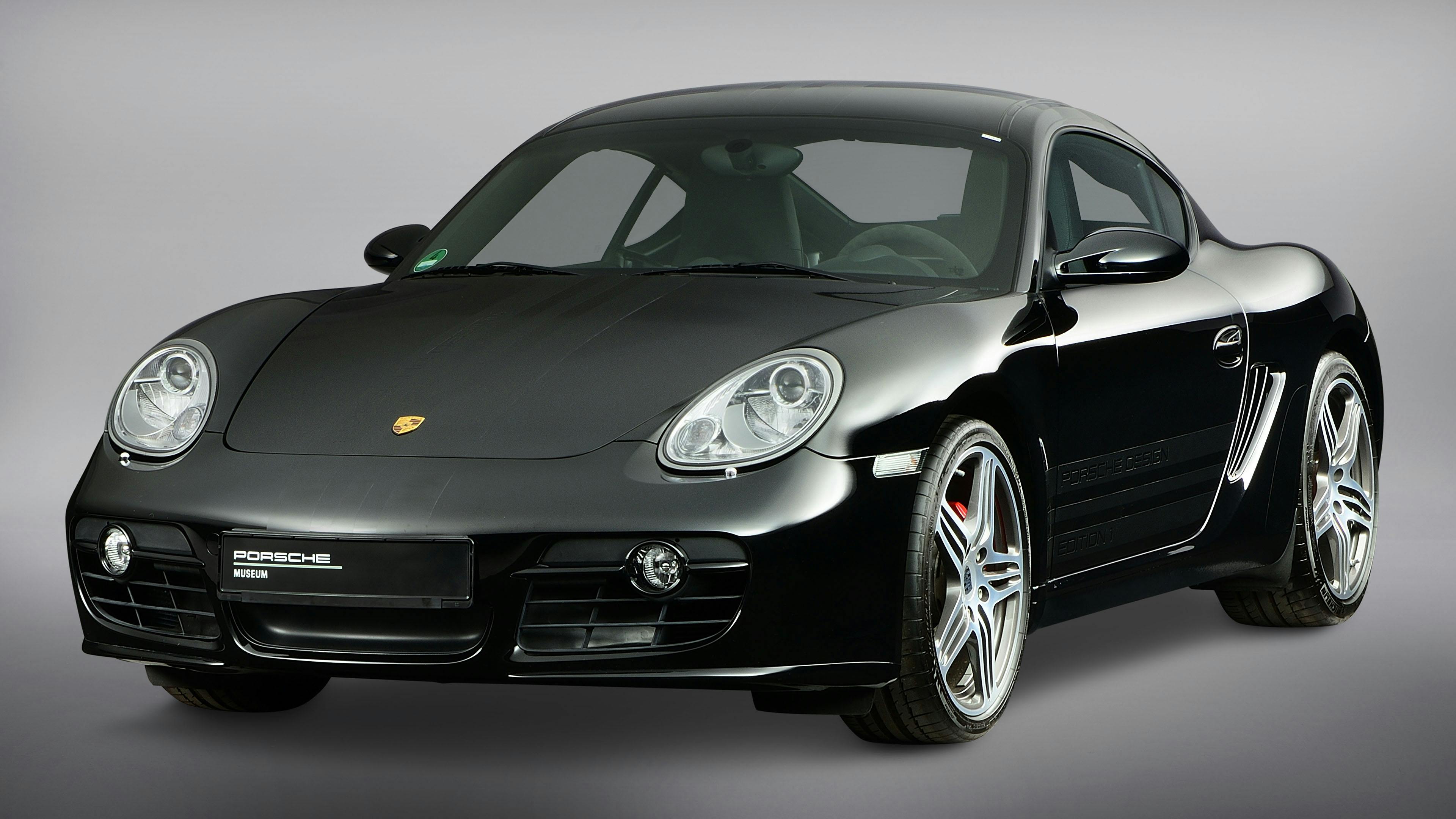 "Motivo publicitario en estudio el del Cayman S Porsche Design Edition de color Negro. "
