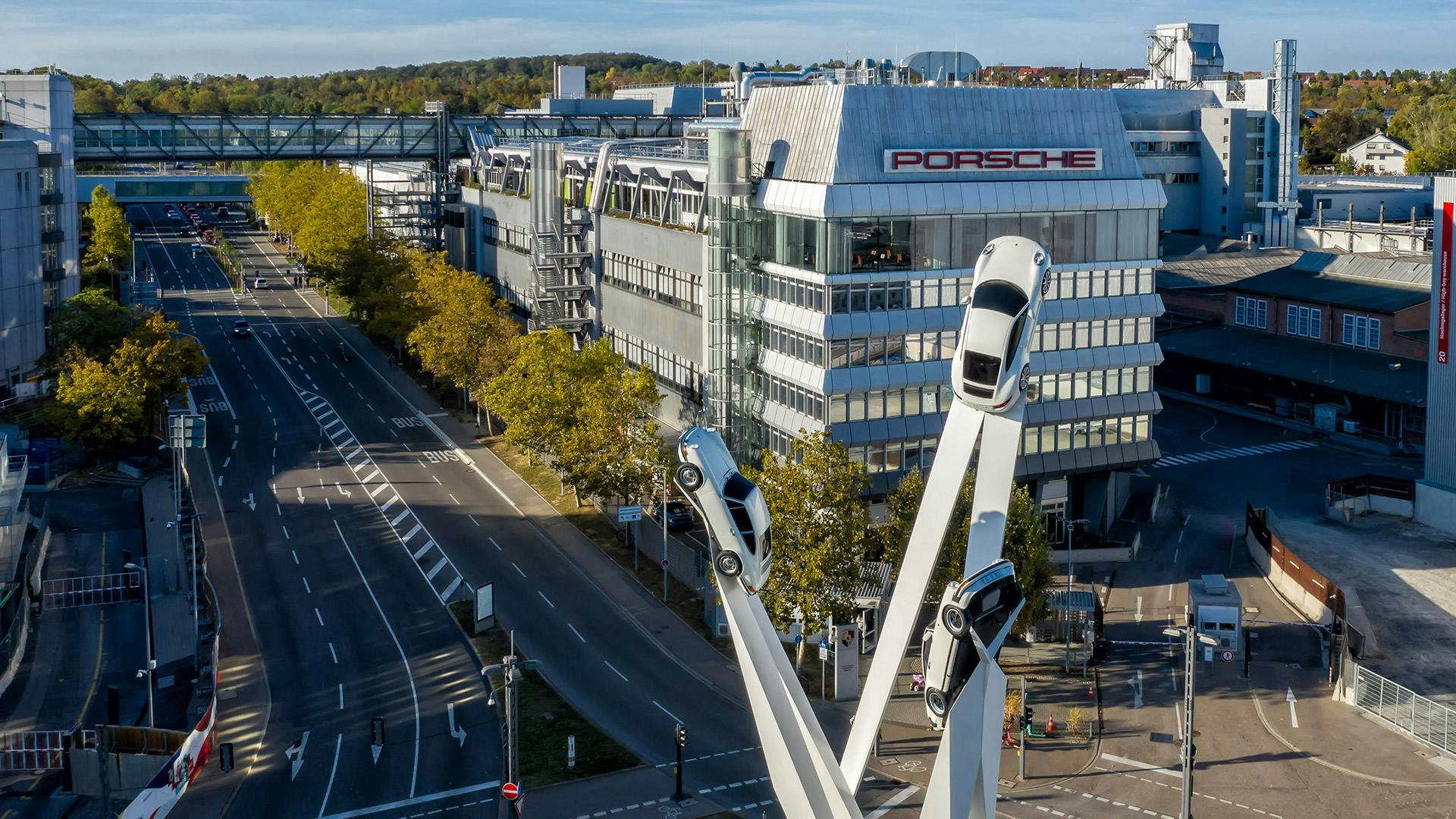 Ein Luftbild in Zuffenhausen von dem ikonischen Porscheplatz und dem Stammwerk Zuffenhausen.