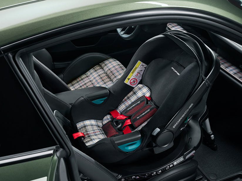 Intérieur de la Porsche 911 Sport Classic et du siège junior i-Size avec motif Pepita.