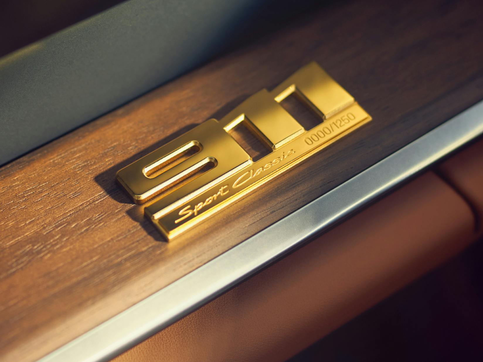 Detailed view of the gold-coloured limited edition badge with ‘911’ lettering in the Porsche 911 Sport Classic.