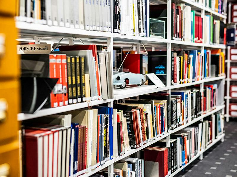 Ein Regal im Archiv des Museums mit Archivmaterial