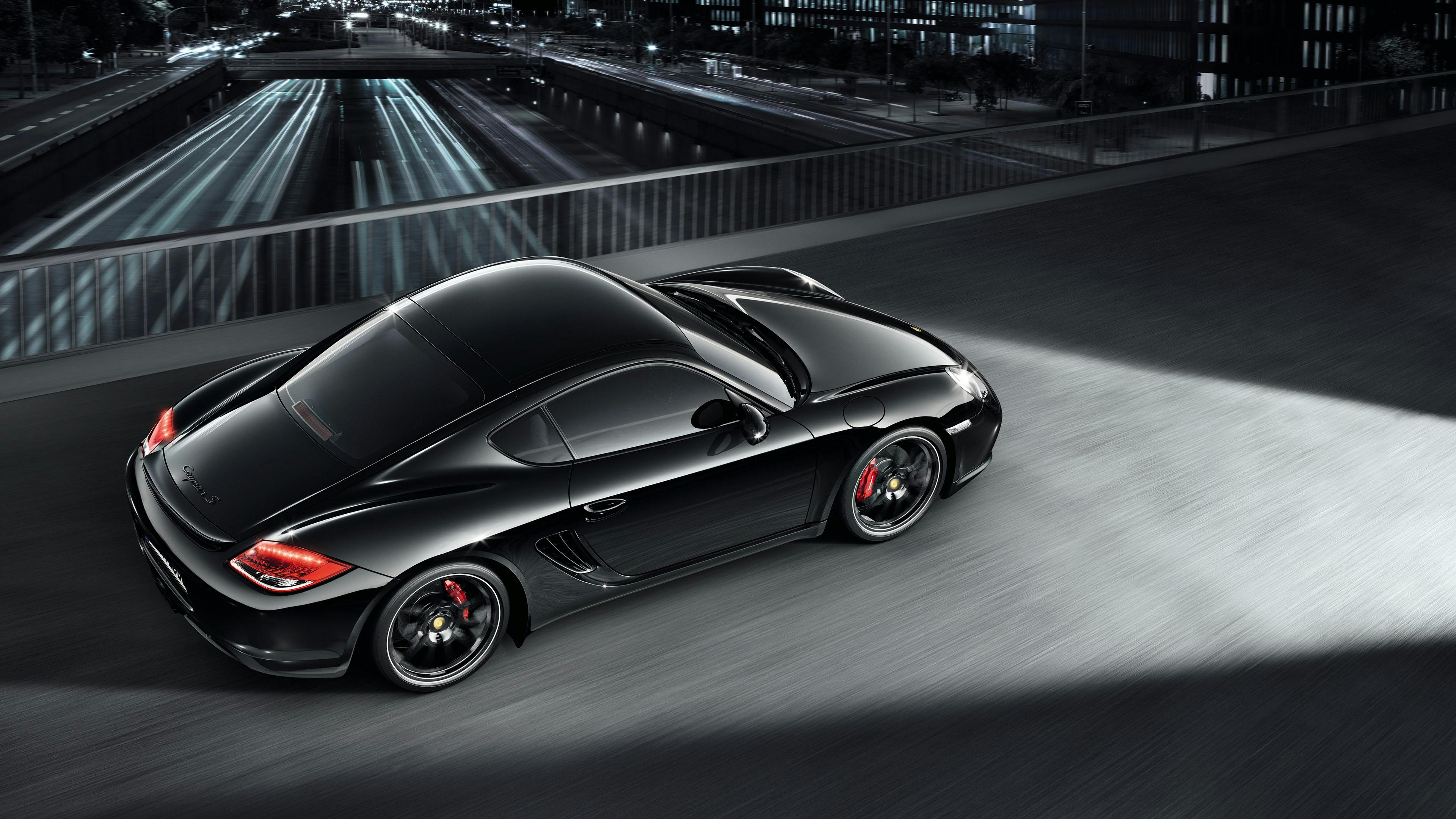 Cayman S Black Edition tipo 987 circulando por un entorno urbano.