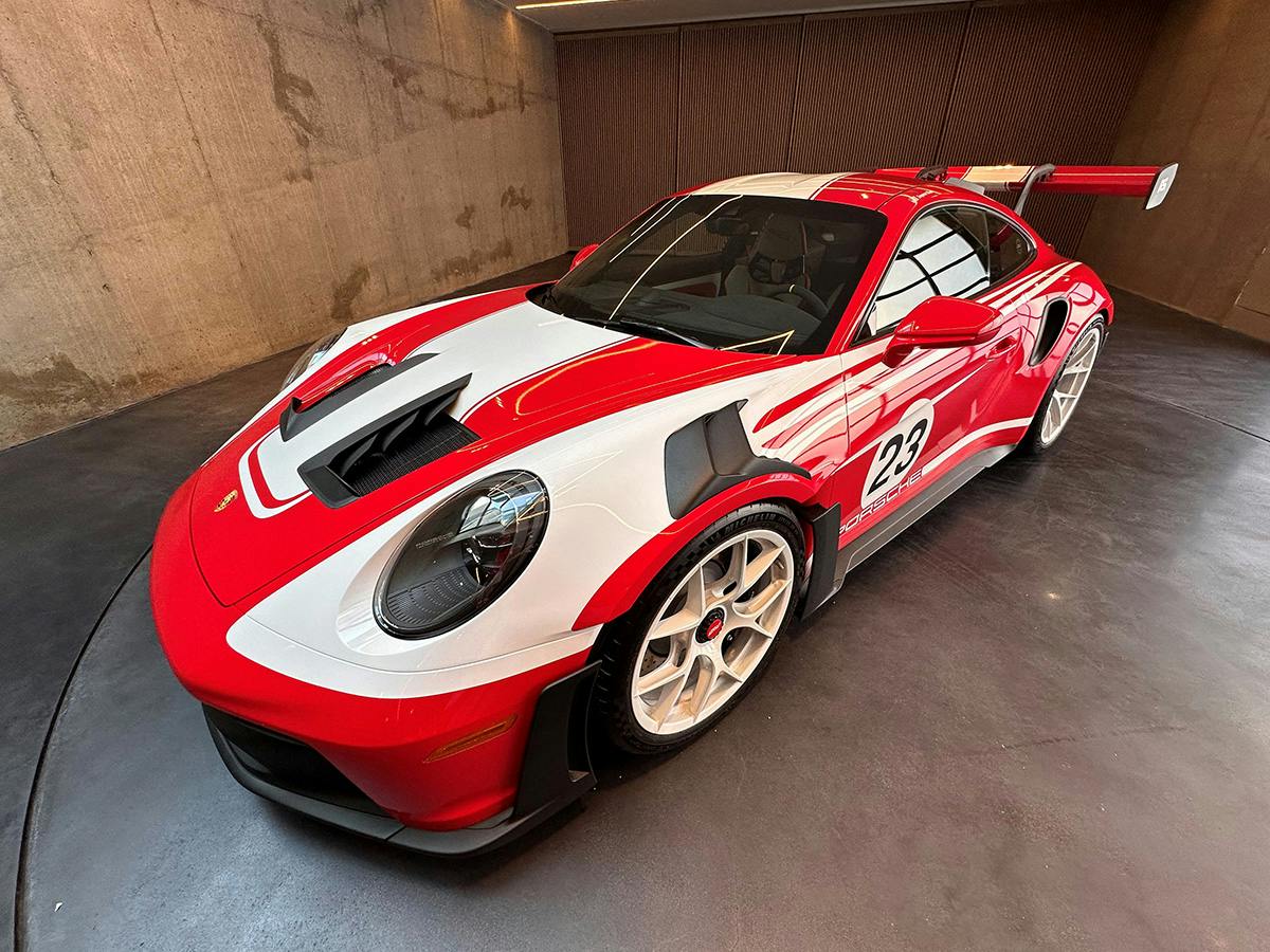 A 911 GT3 RS in individual design painting in Guardsred and White from the front.