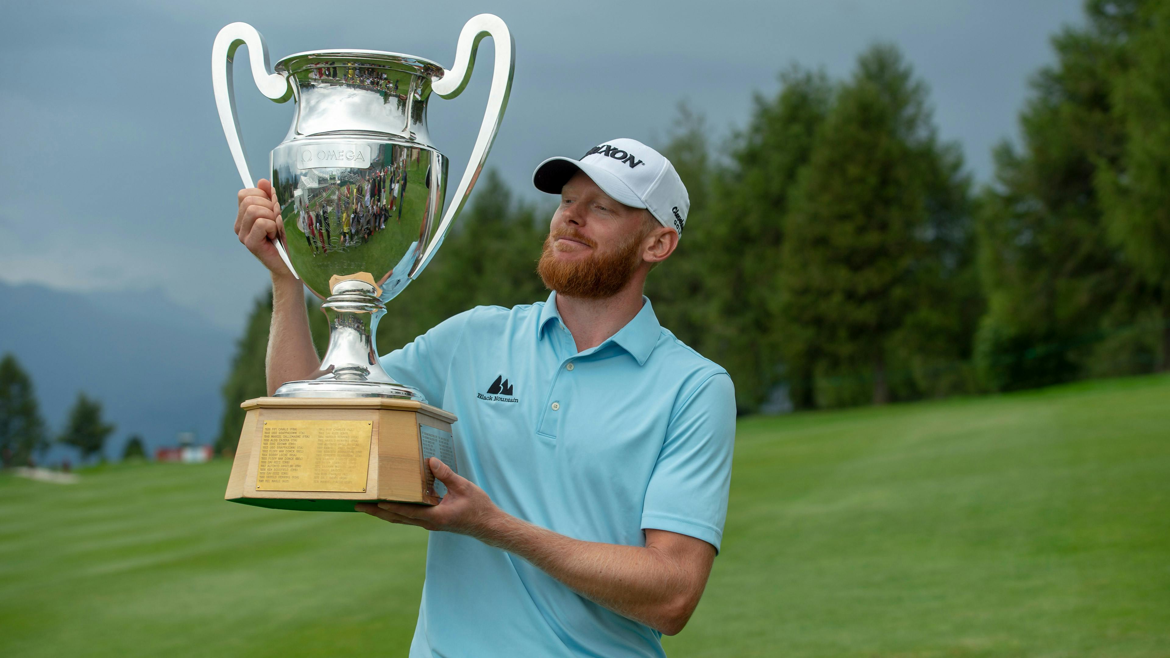 Sebastian Söderberg aus Schweden präsentiert seine Trophäe der Omega European Masters 2019