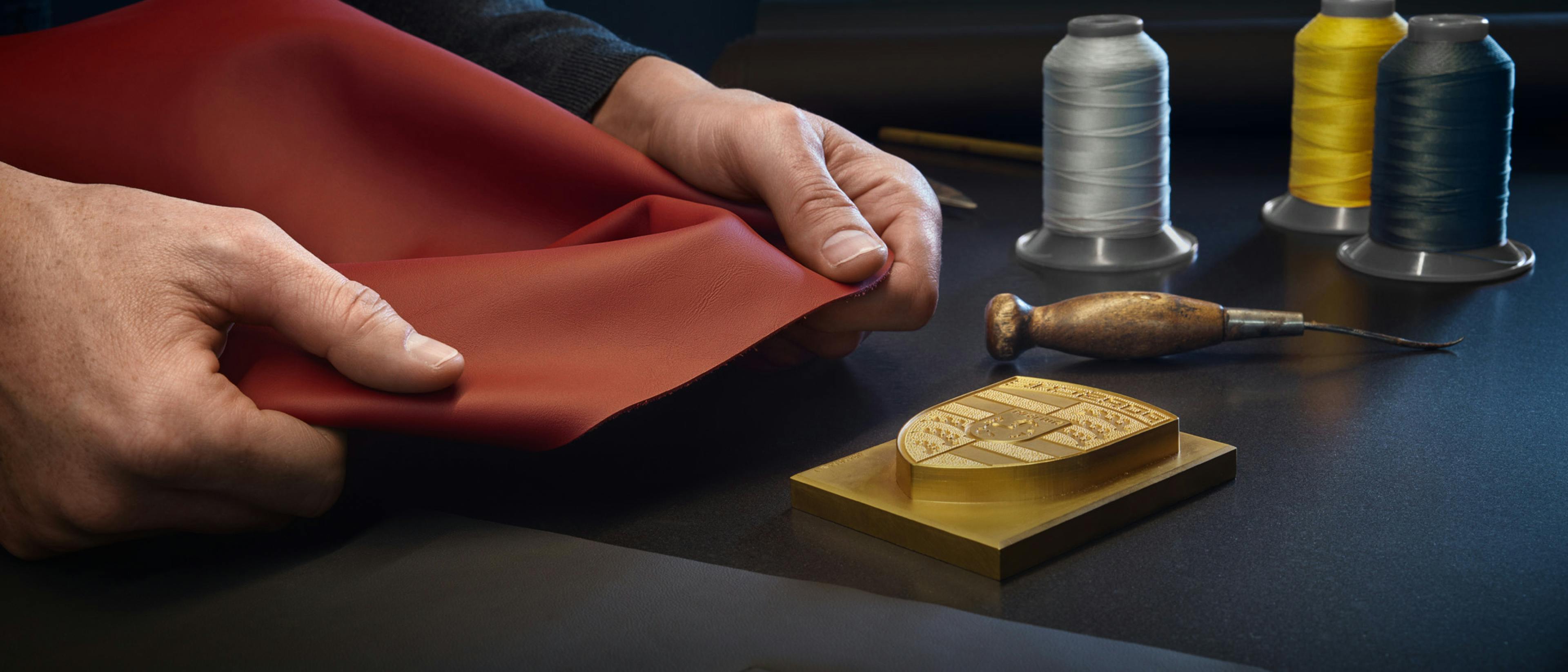 Lederverwerking in de Porsche Exclusive Manufaktur.
