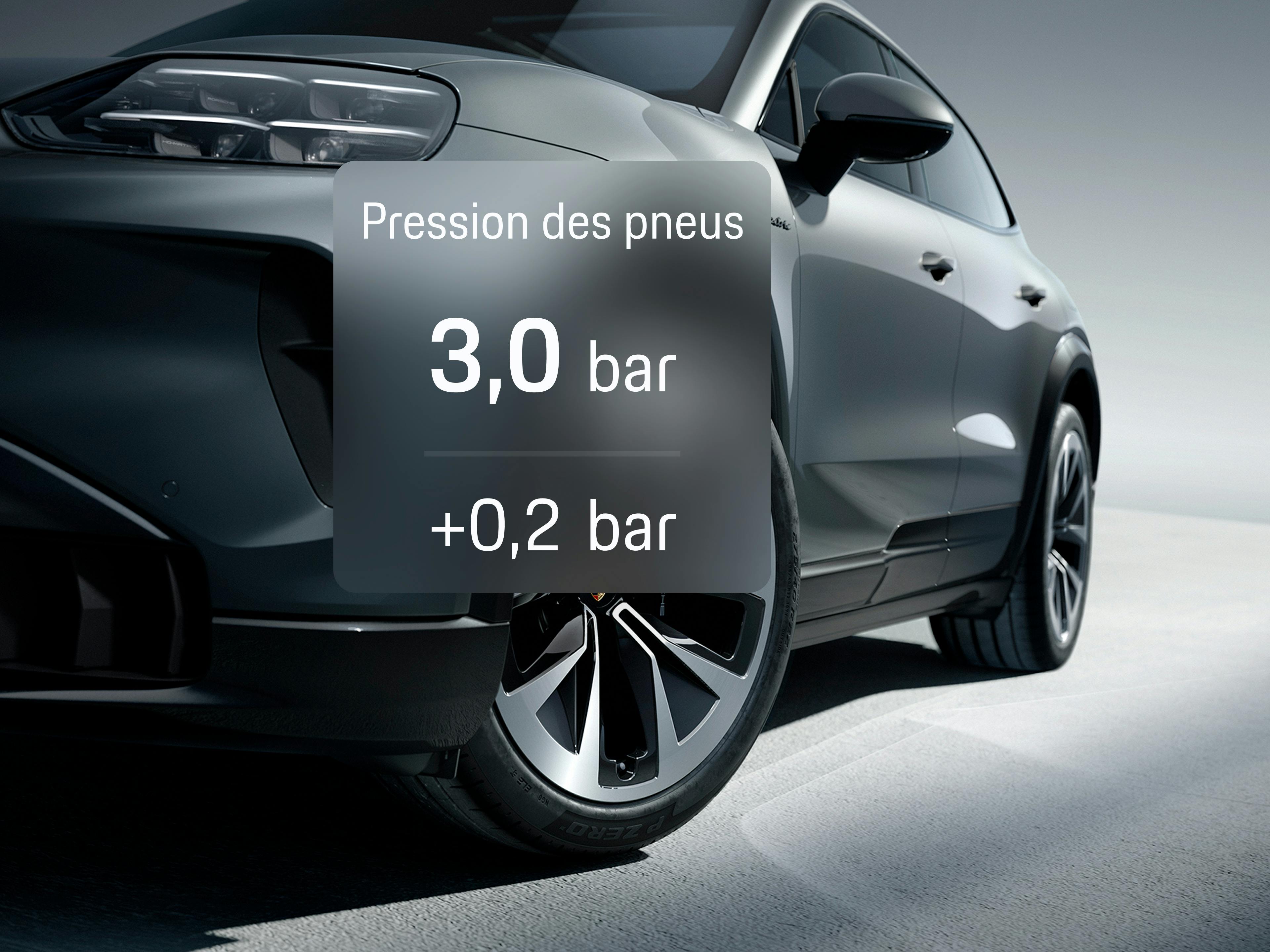 Gros plan d'un SUV Porsche gris avec la pression des pneus superposée au-dessus de la roue avant dans le cadre d'une vue de l'application.
