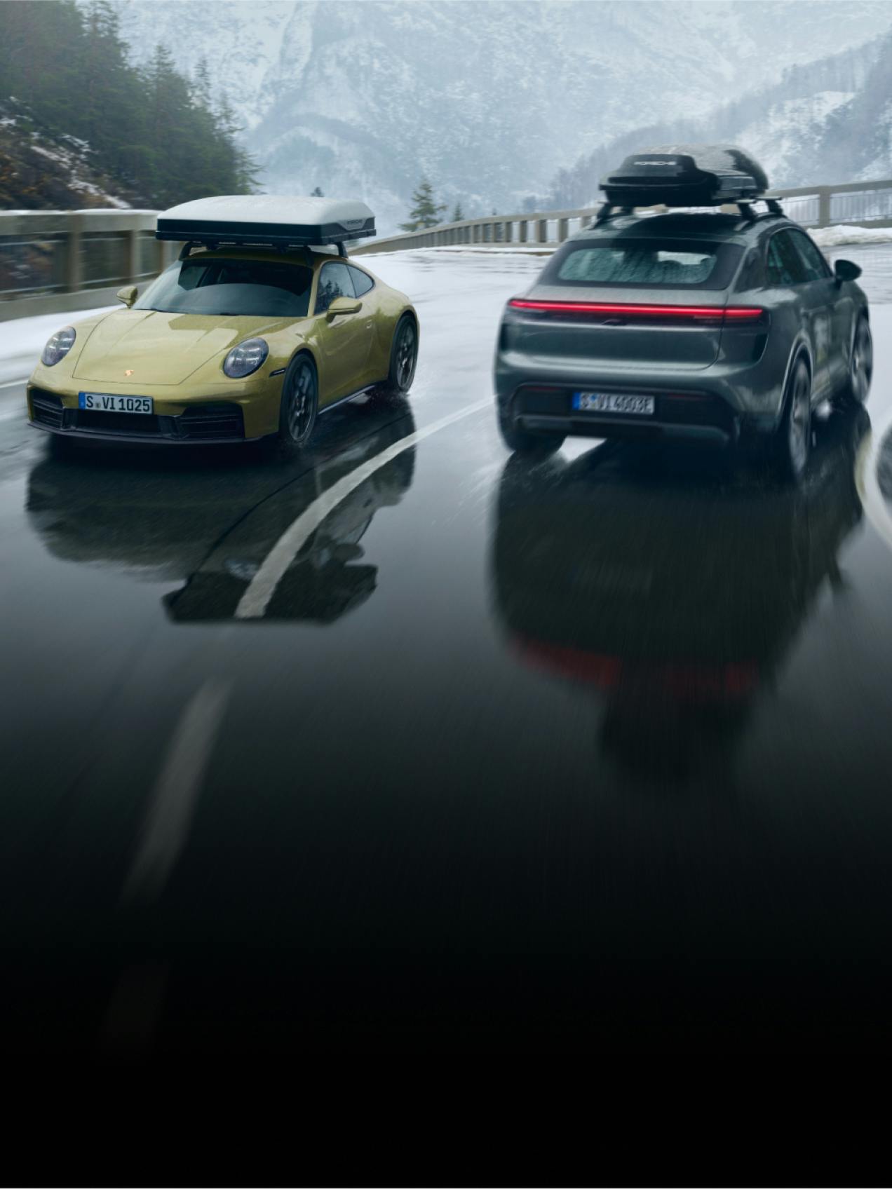 Een Porsche 911 Carrera passeert een Porsche Macan op een bergweg.