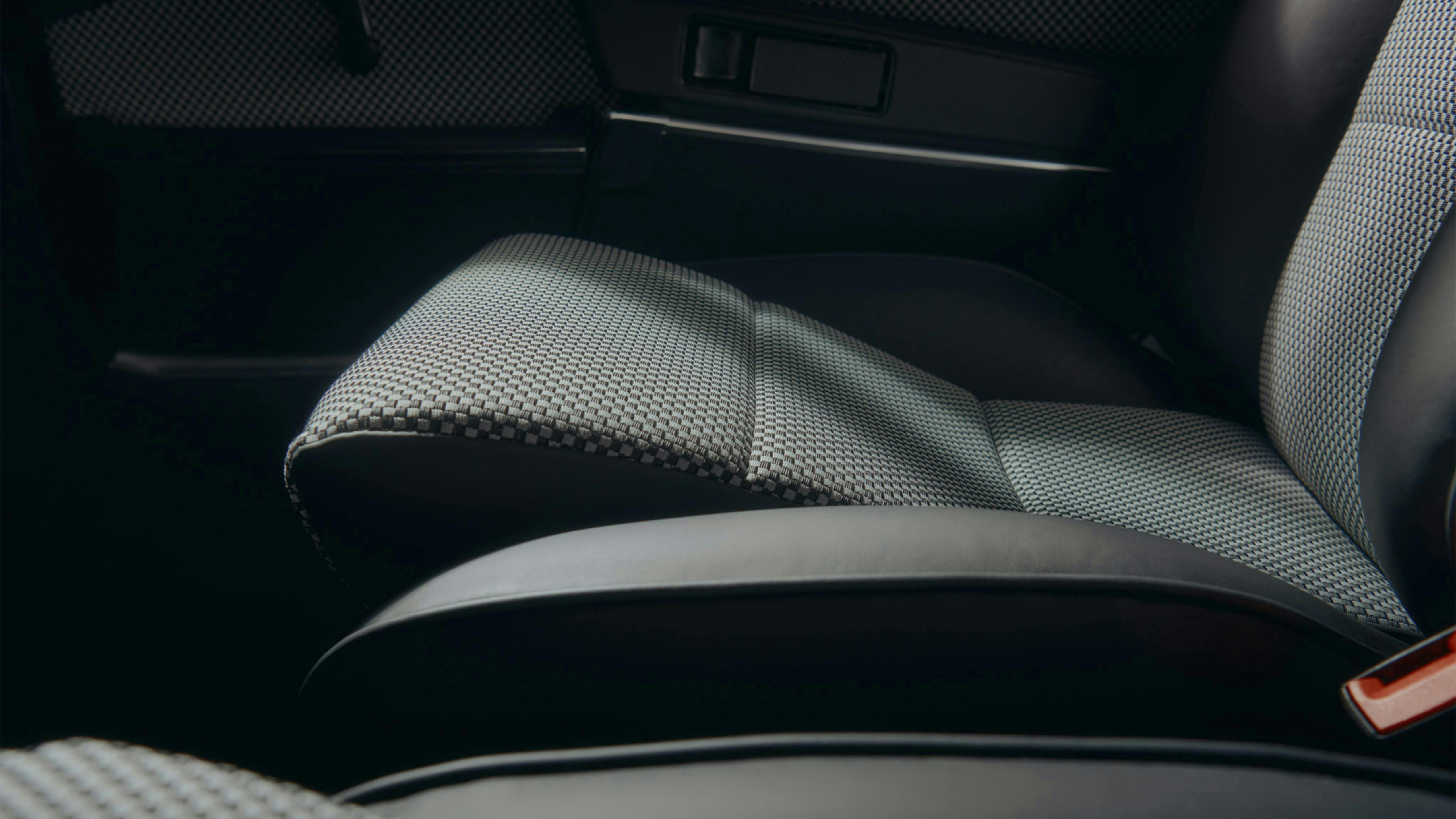Close up on the seat centre panels in classic tartan pattern of the 911 Targa S2.4 F-Modell.