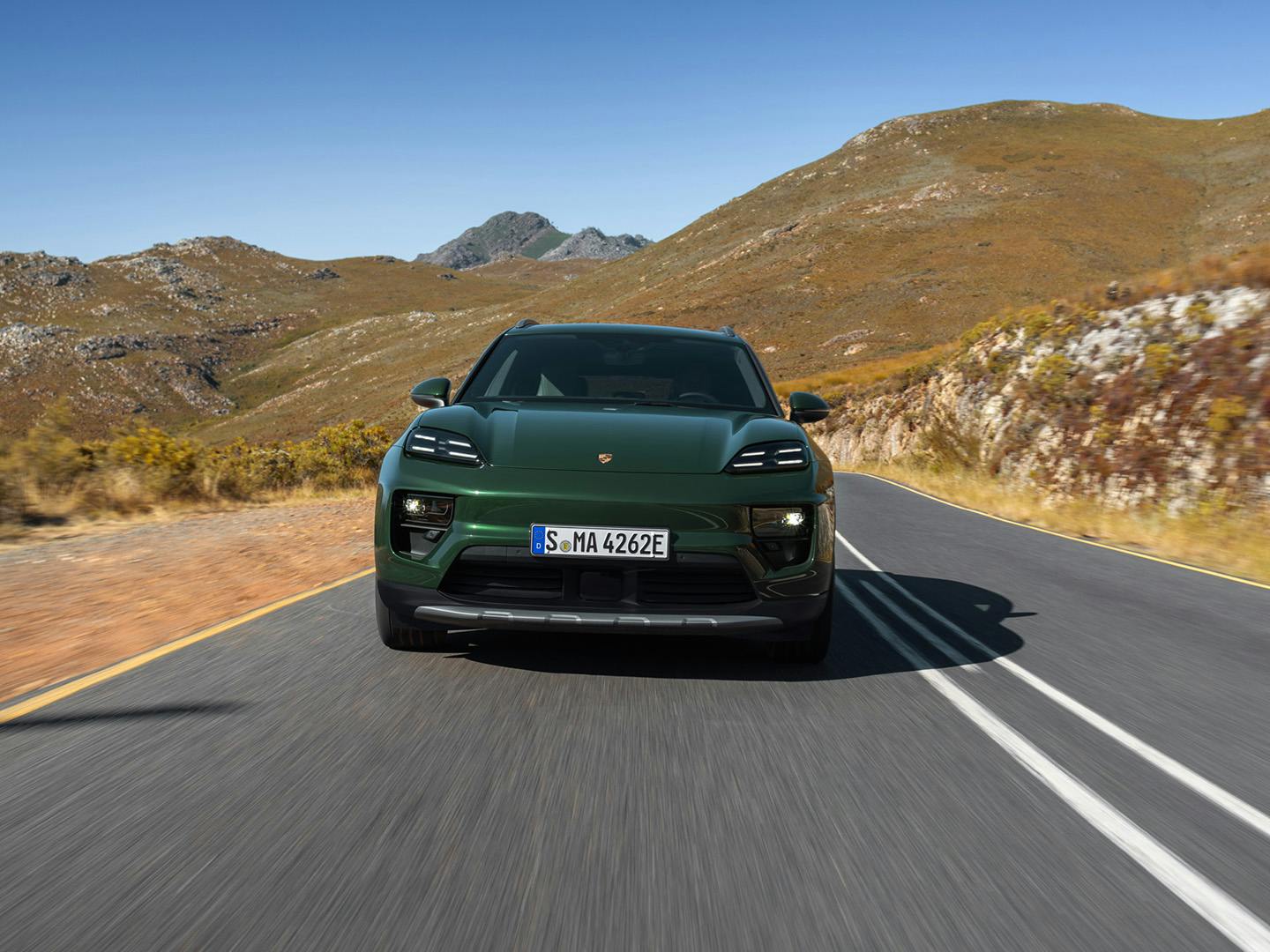Porsche Cayenne op de weg in bergenlandschap