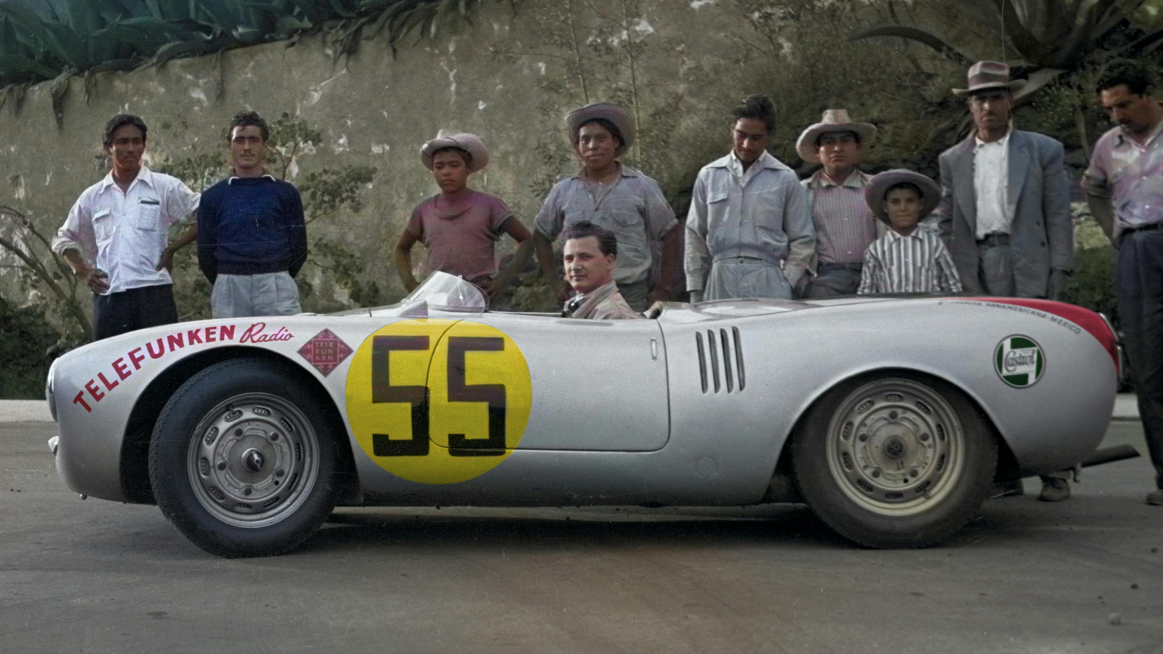 Hans Herrmann en su Porsche 550 Spyder junto a fanáticos mexicanos. El Porsche 550 Spyder, ícono de La Carrera de 1954. Hans Herrmann junto al 550 Spyder antes de comenzar La Carrera de 1954.