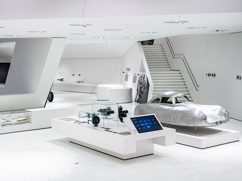 Weitläufiger weißer Raum mit interaktivem Touchpoint und Karosserie