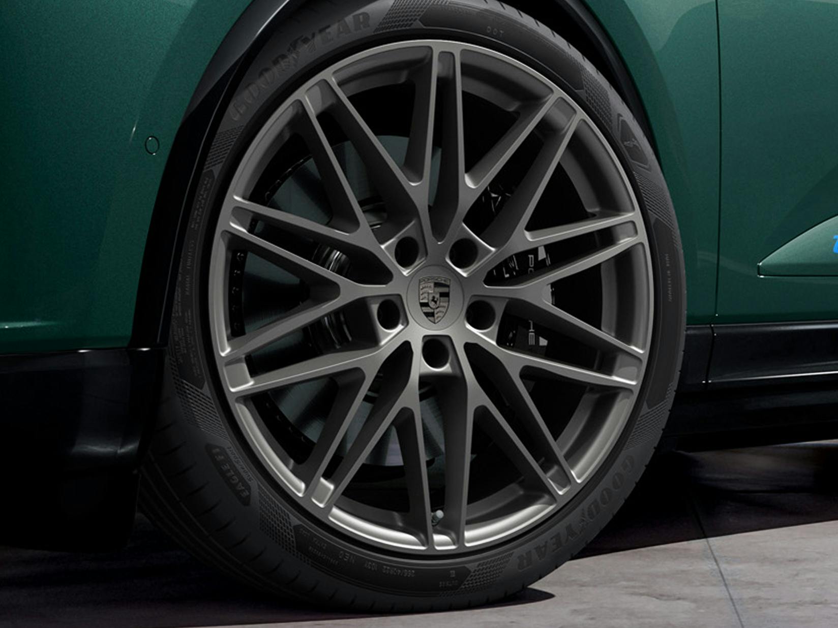 Detailed view of the wheel of the Porsche Exclusive Manufaktur Macan Turbo.