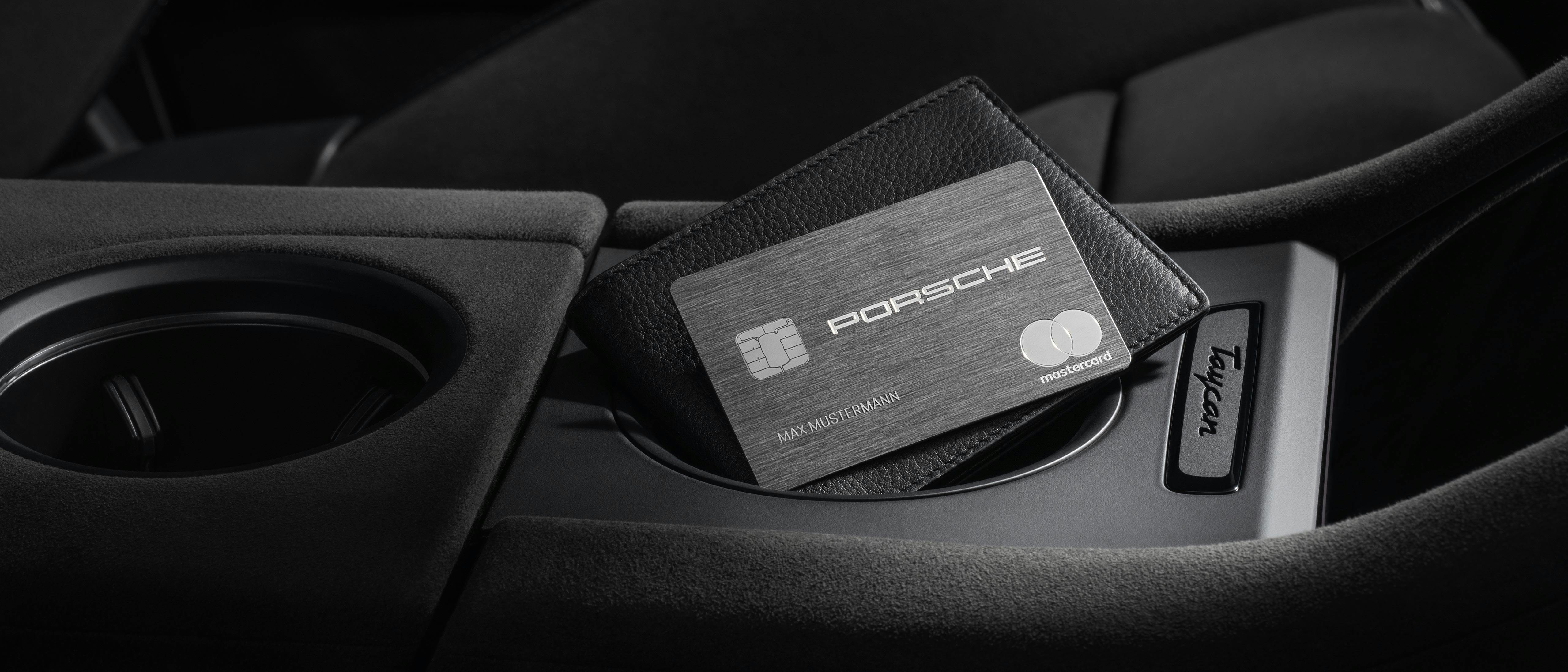 La Porsche Mastercard si trova sul portafoglio nella console centrale di una Porsche.