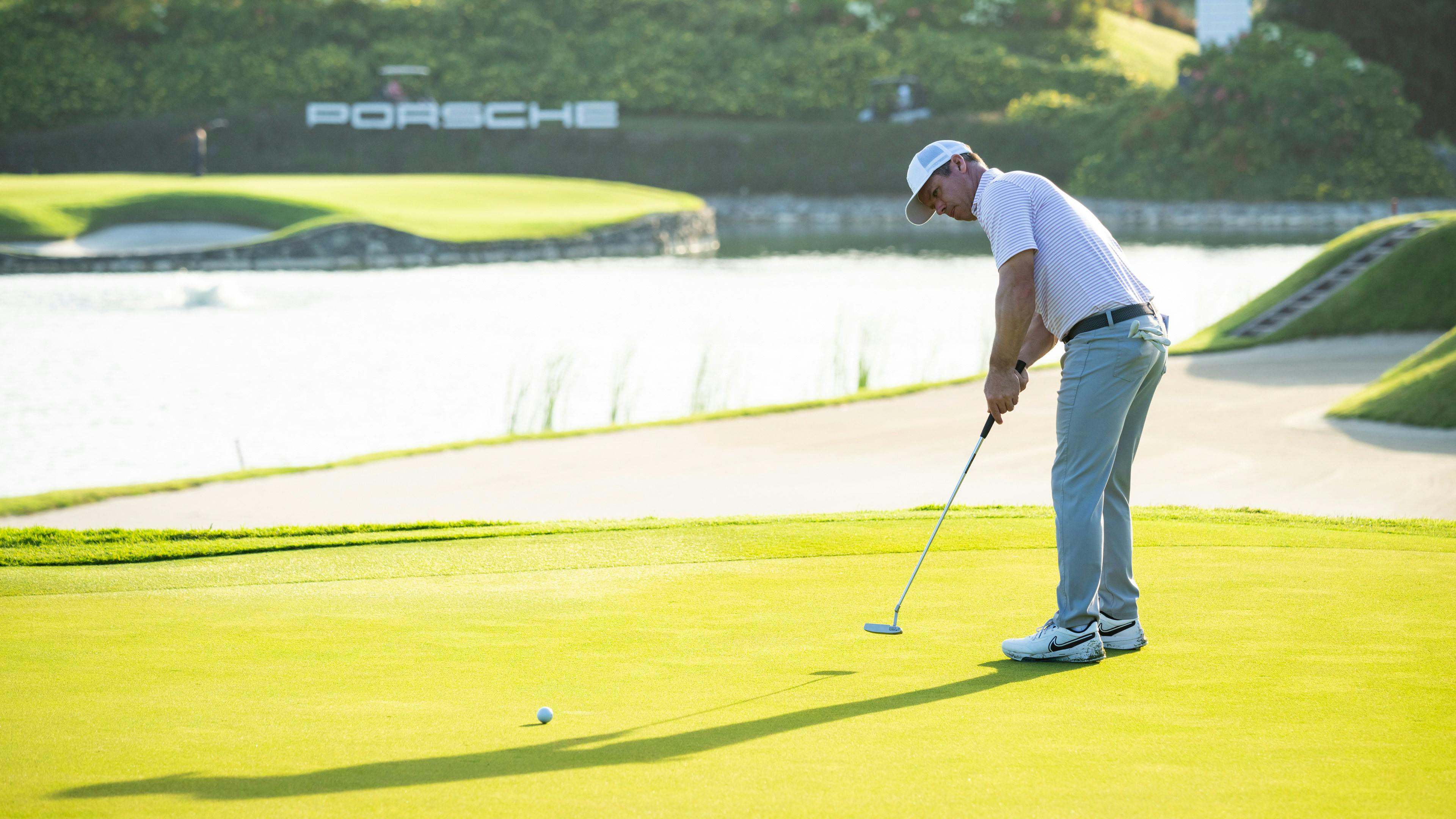 Porsche Markenbotschafter Paul Casey schlägt einen Ball aus dem Bunker.