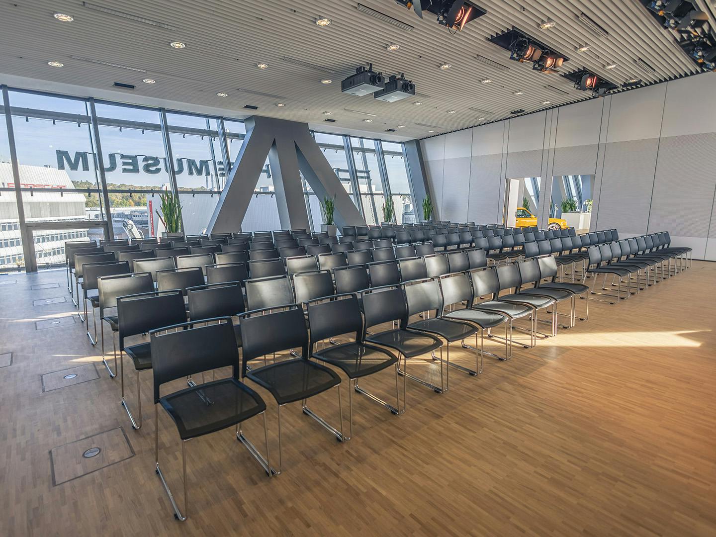 Die Konferenzebene des Porsche Museum ist mit einer Reihenbestuhlung bestückt.