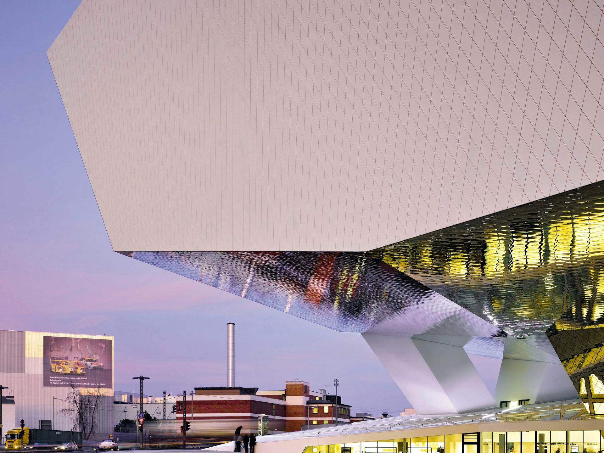 Ein Teil des Porsche Museum zur Abenddämmerung mit lila Himmel im Hintergrund