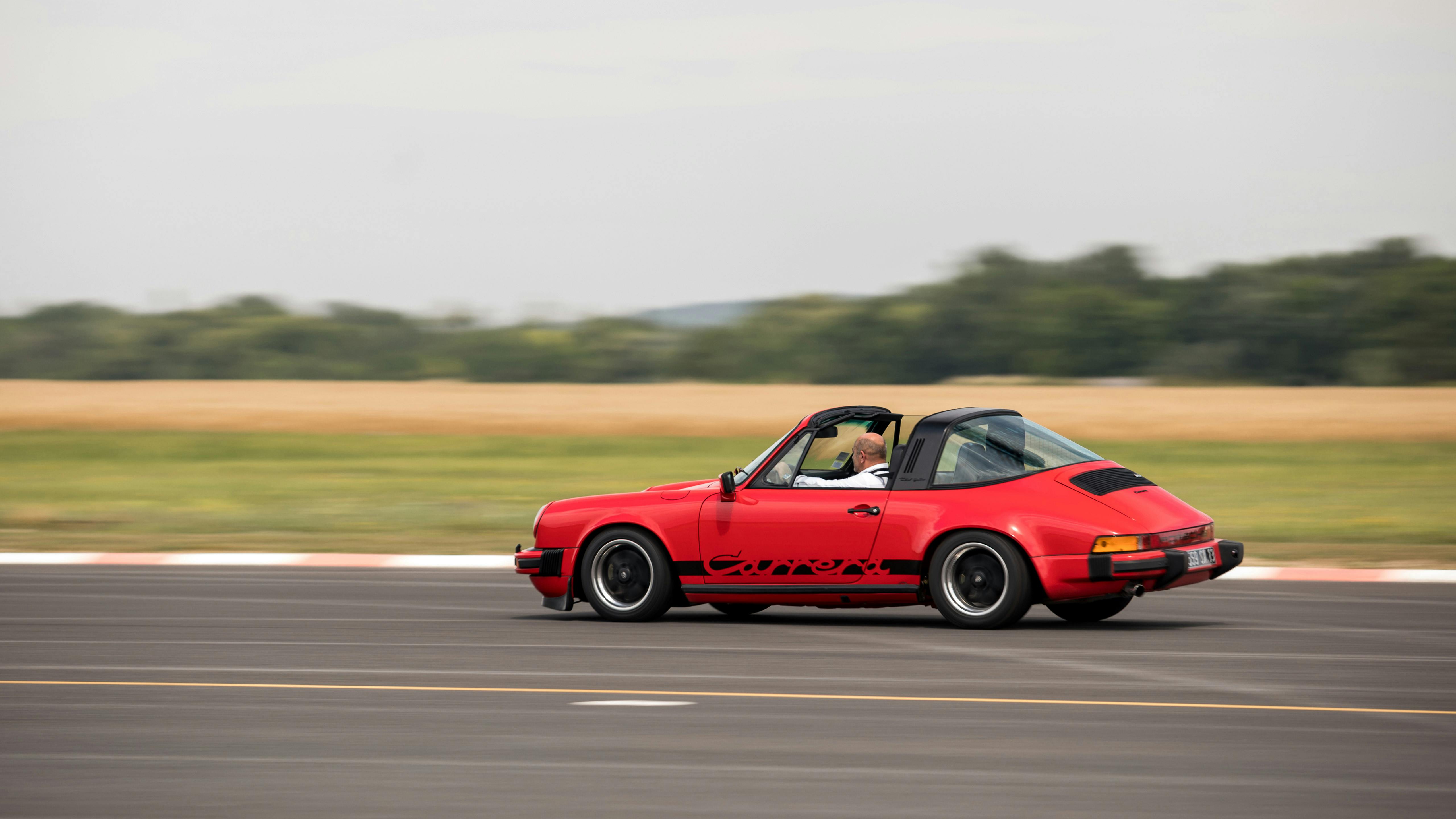 Le véhicule participant roule sur le circuit.