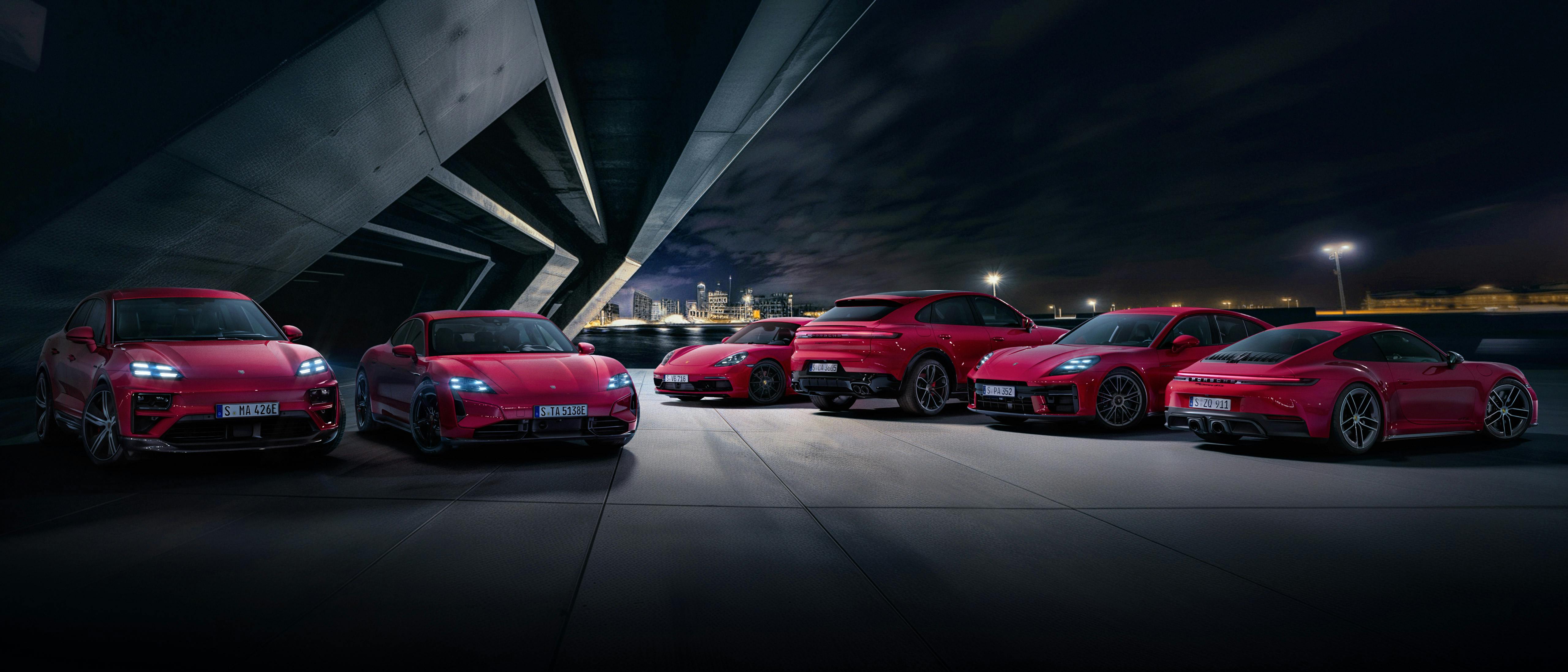 Une rangée de voitures de sport Porsche modernes, garées devant un magasin Porsche.