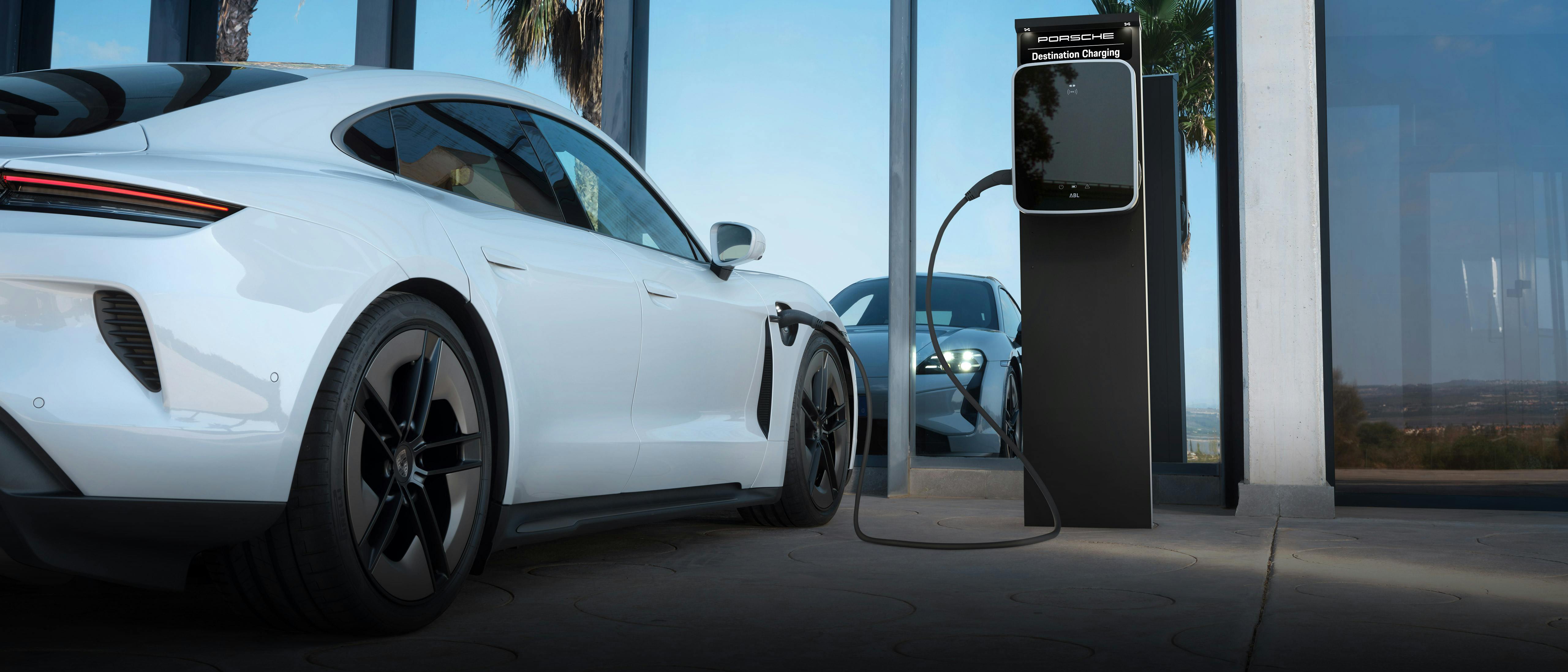Porsche Taycan Turbo S cargando en un pedestal de carga Porsche.