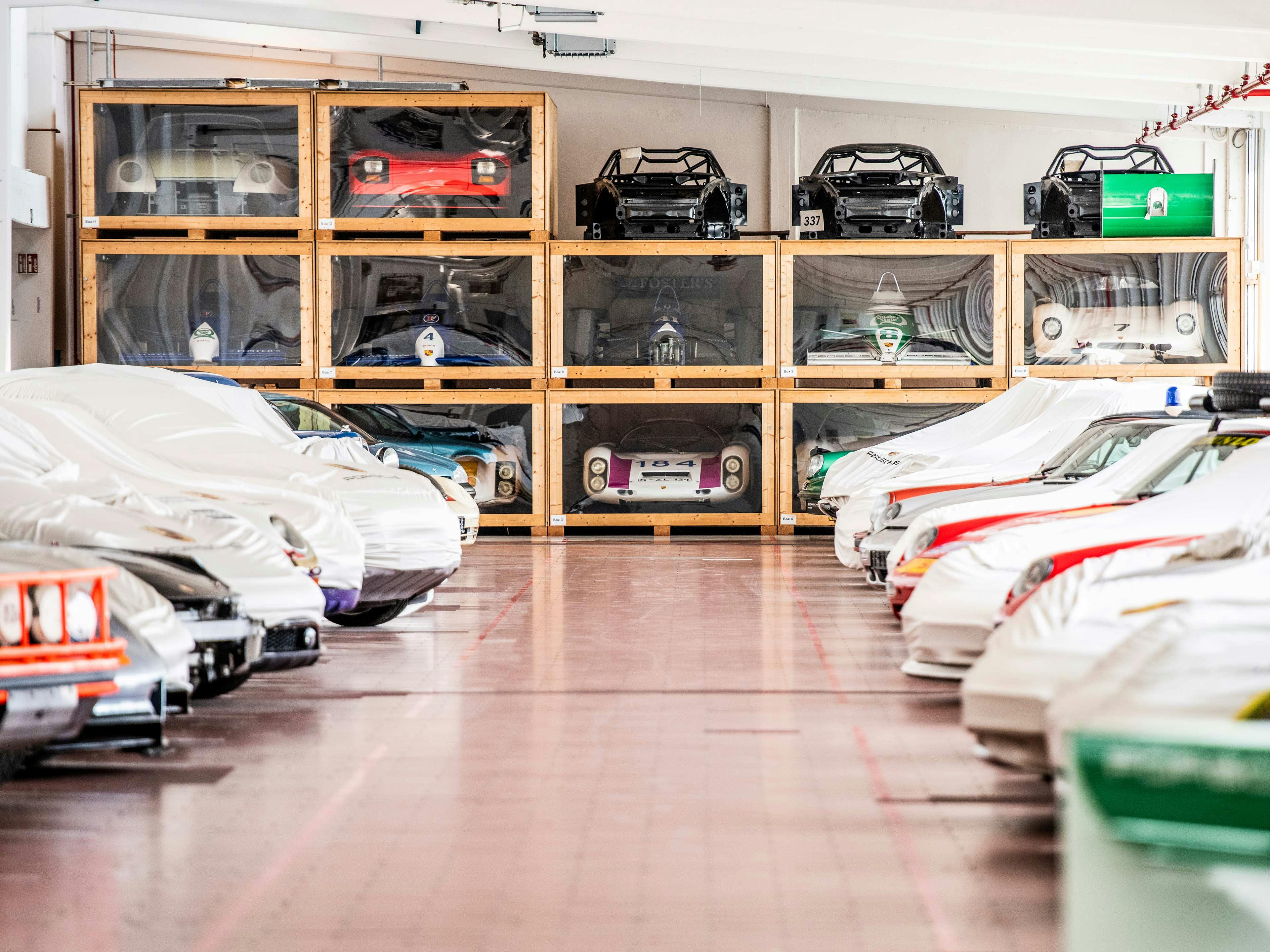 Porsche Fahrzeugsammlung in einer Halle