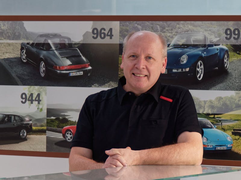 Een man in profiel, die contact persoon is voor Porsche Classics