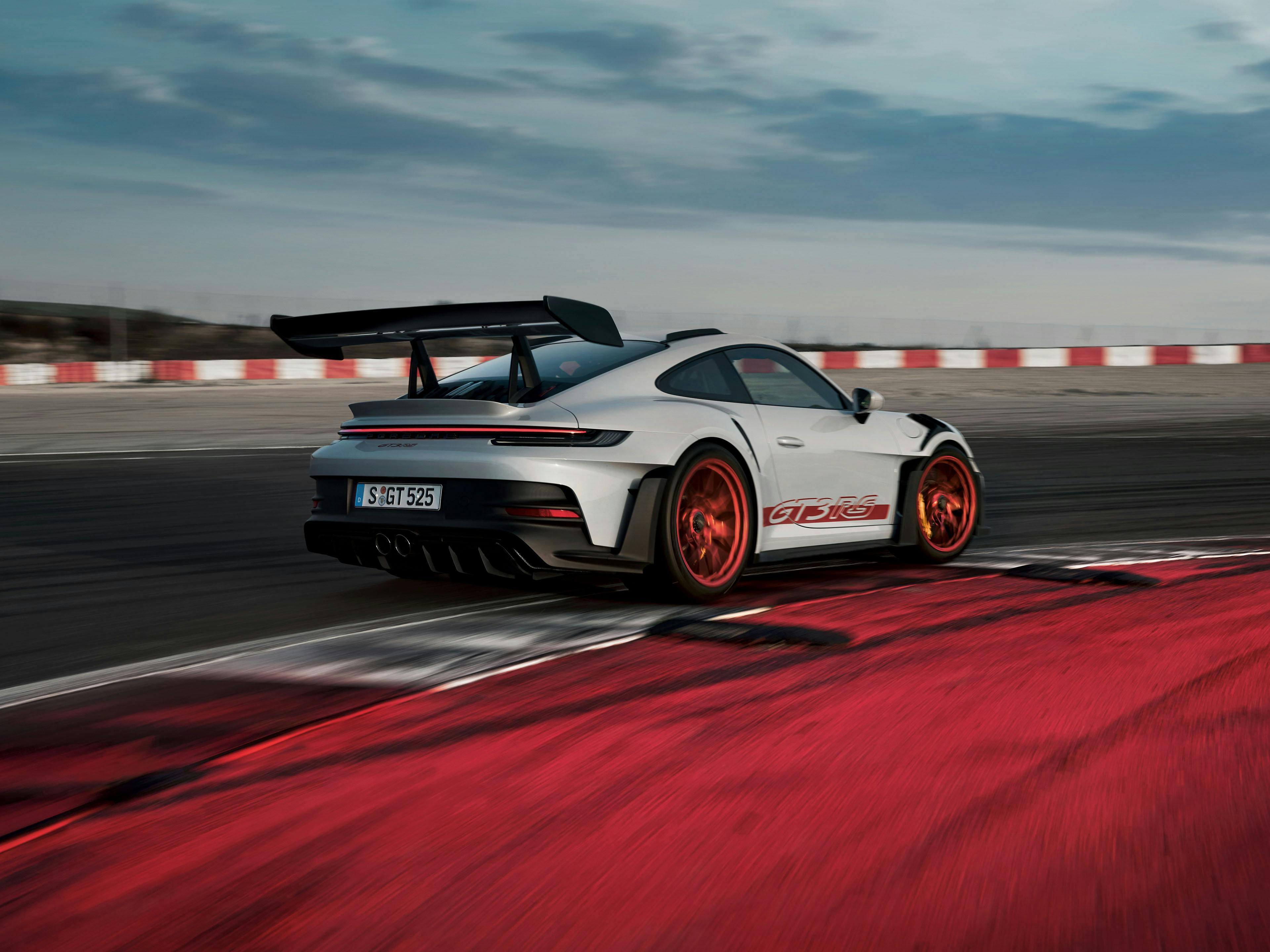 Een Porsche 911 GT3 RS rijdt door een bocht op het circuit.