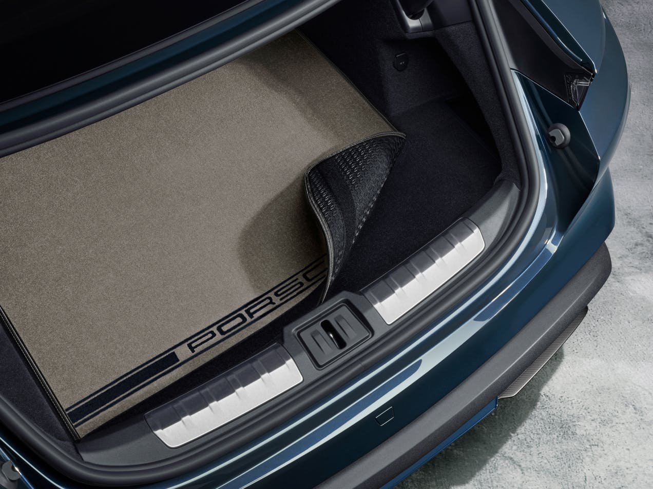 Reversible luggage compartment mat from Porsche Exclusive Manufaktur in the open luggage compartment of a Porsche Taycan GTS.