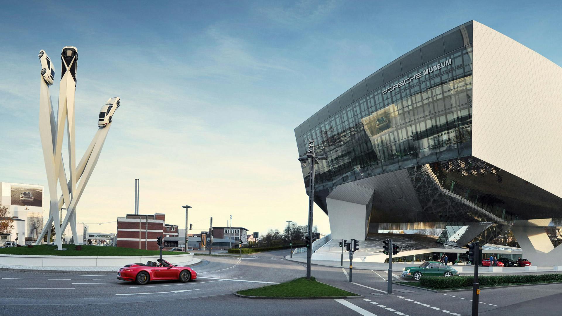 Die Aussenansicht des Porsche Museum in Stuttgart mit der Porsche Skulptur davor