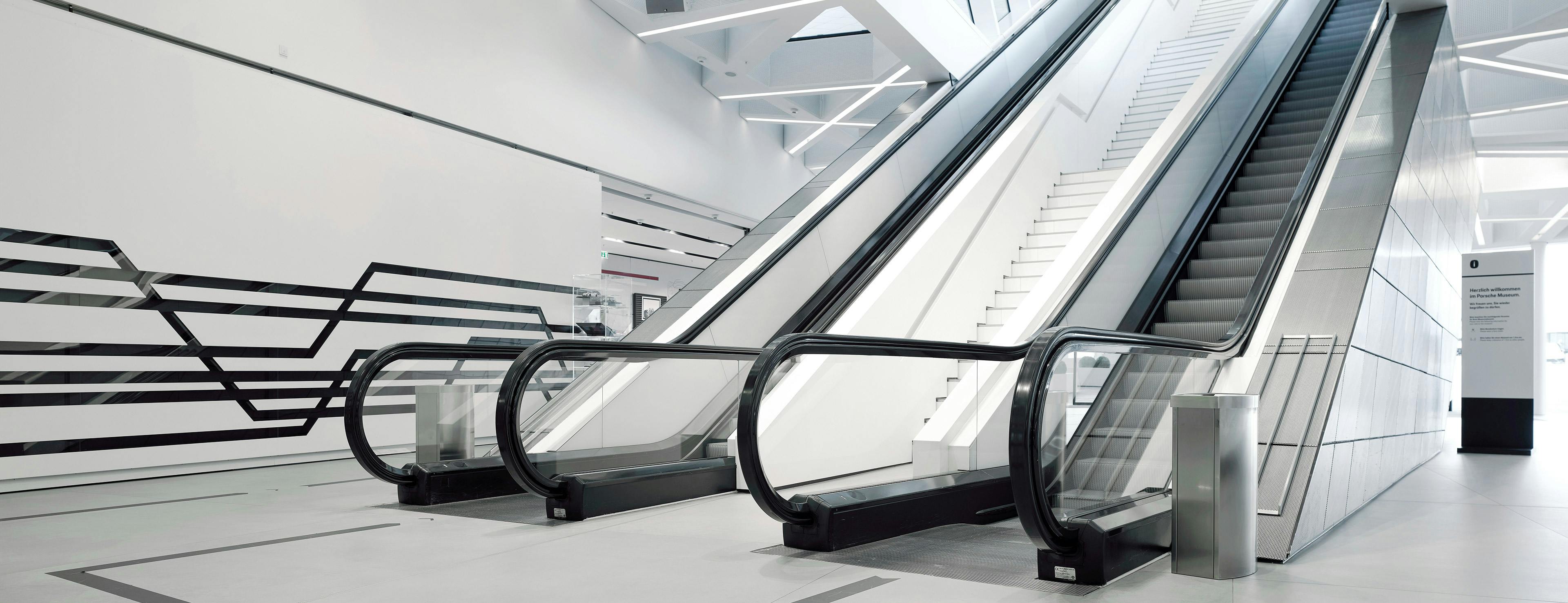 Inennansicht des Porsche Museums mit einemr Rolltreppe