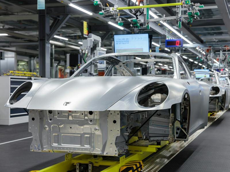 Porsche 911 Karossen auf dem Fertigungsband in der Prodkution.