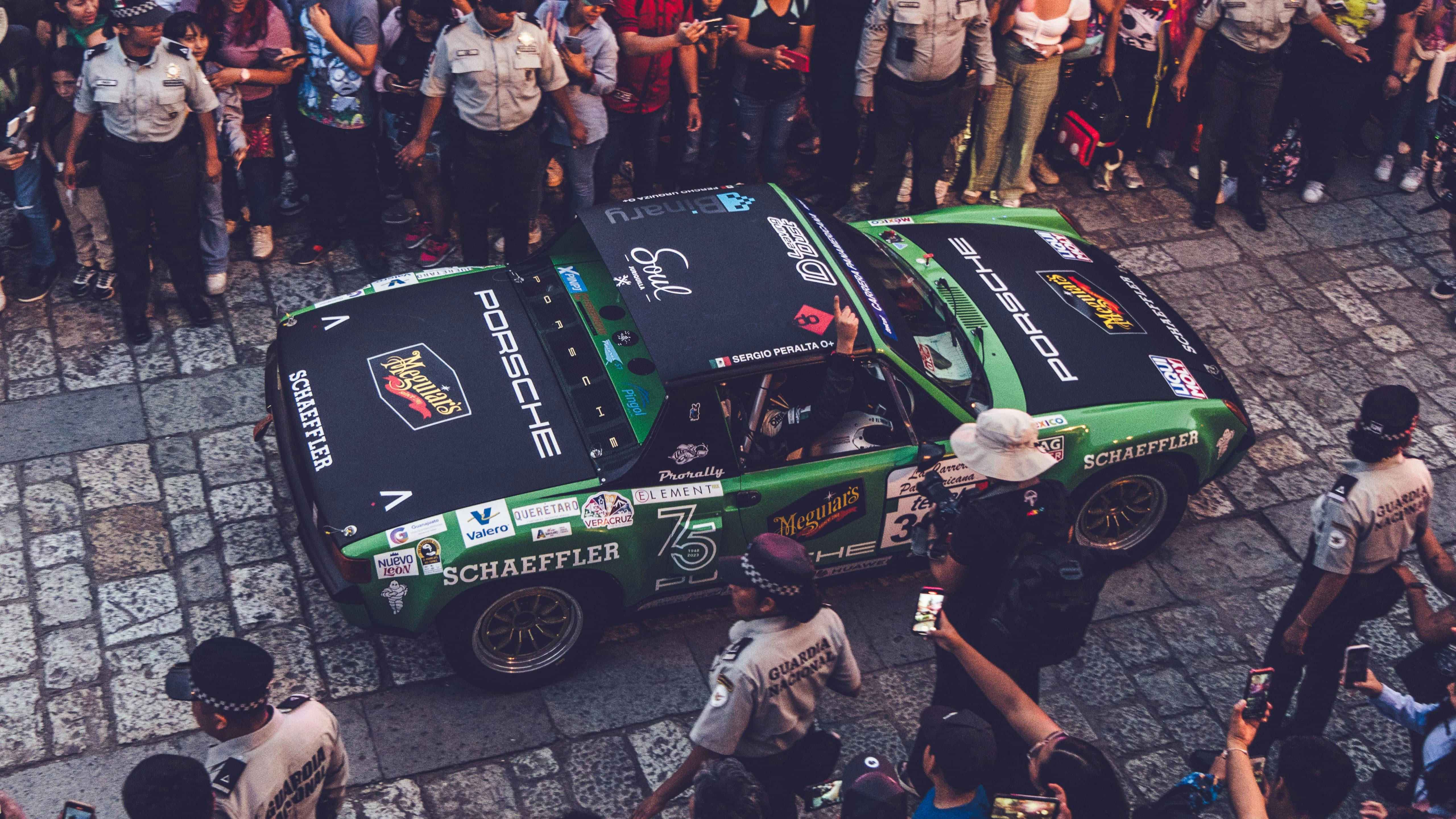 Stage 1 - Amidst applause and dreams, the crowd welcomes Fercho Urquiza to the traditional city of Oaxaca.