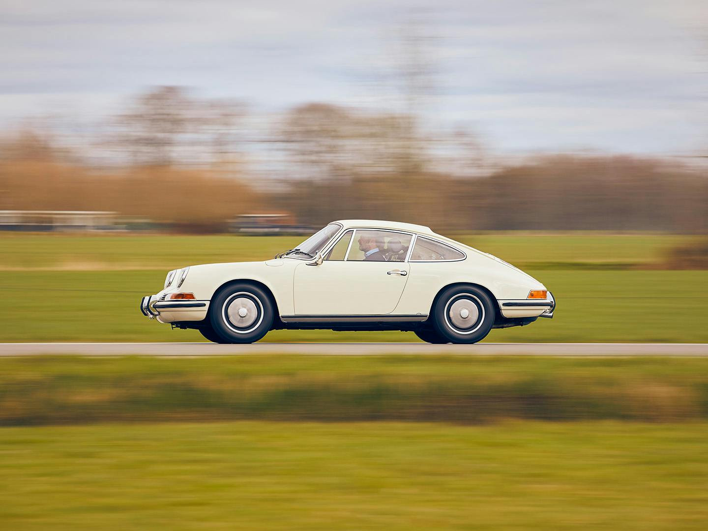 een klassieke Porsche rijdt op de weg tijdens een Porsche Advanced Driver Training