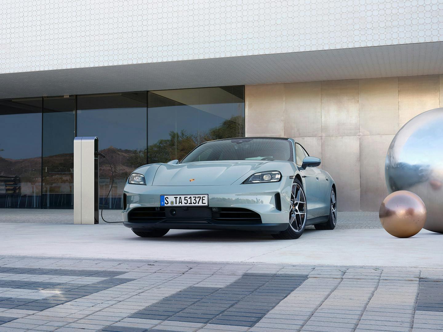 Дверная ручка в форме логотипа Porsche.