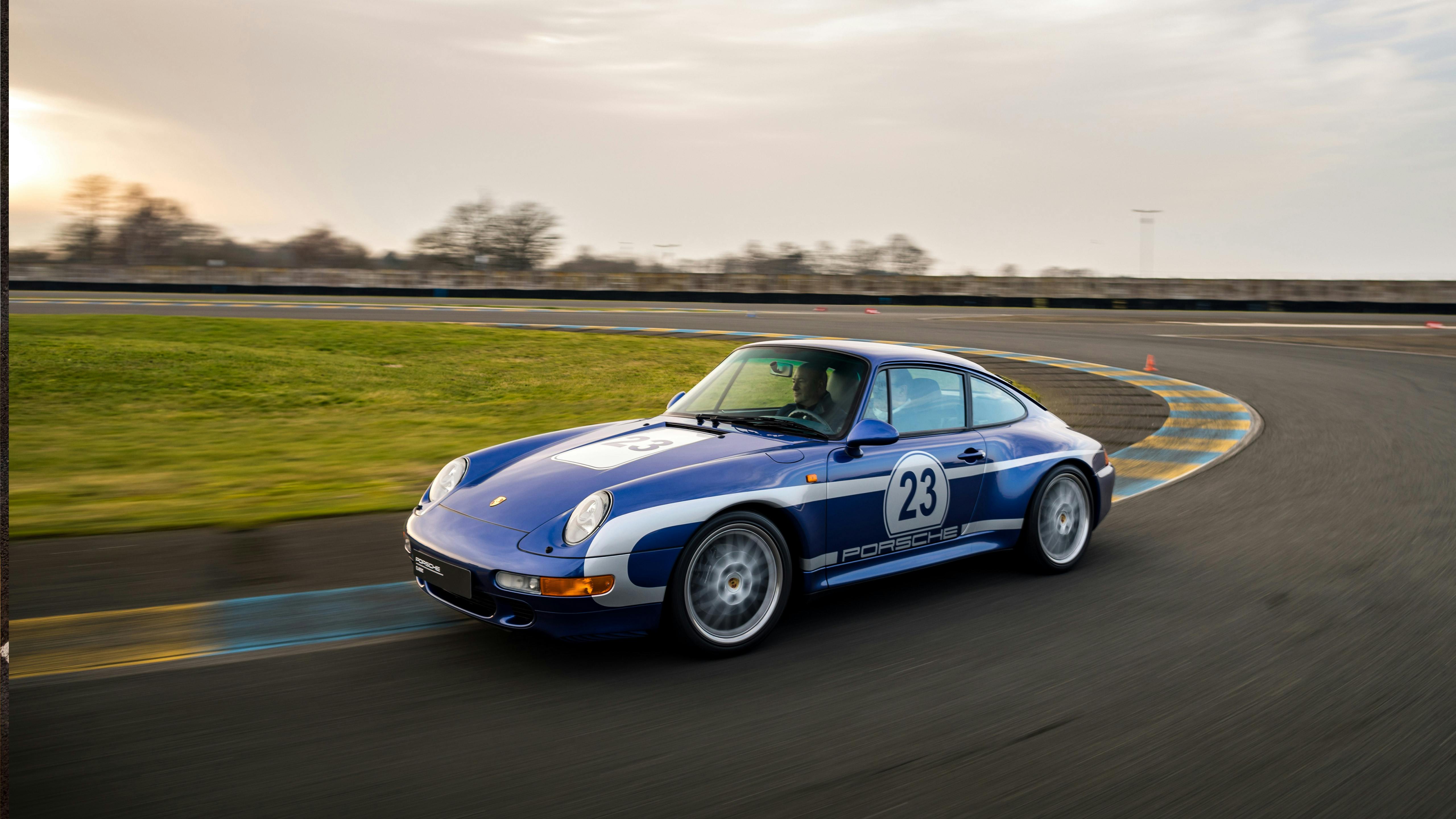 Véhicule participant roulant sur le circuit du Mans.
