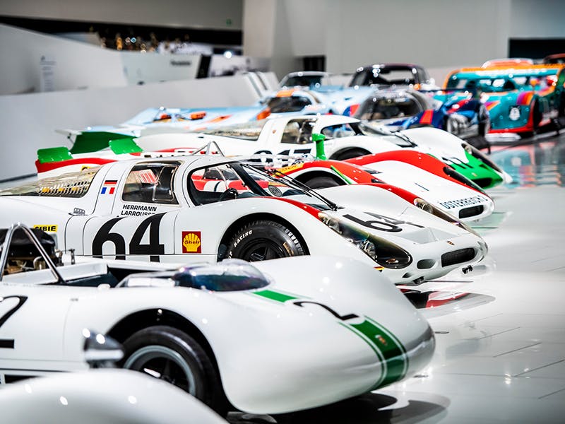 Innenansicht des Porsche Museums mit mehreren ausgestellten Porsche-Exponaten