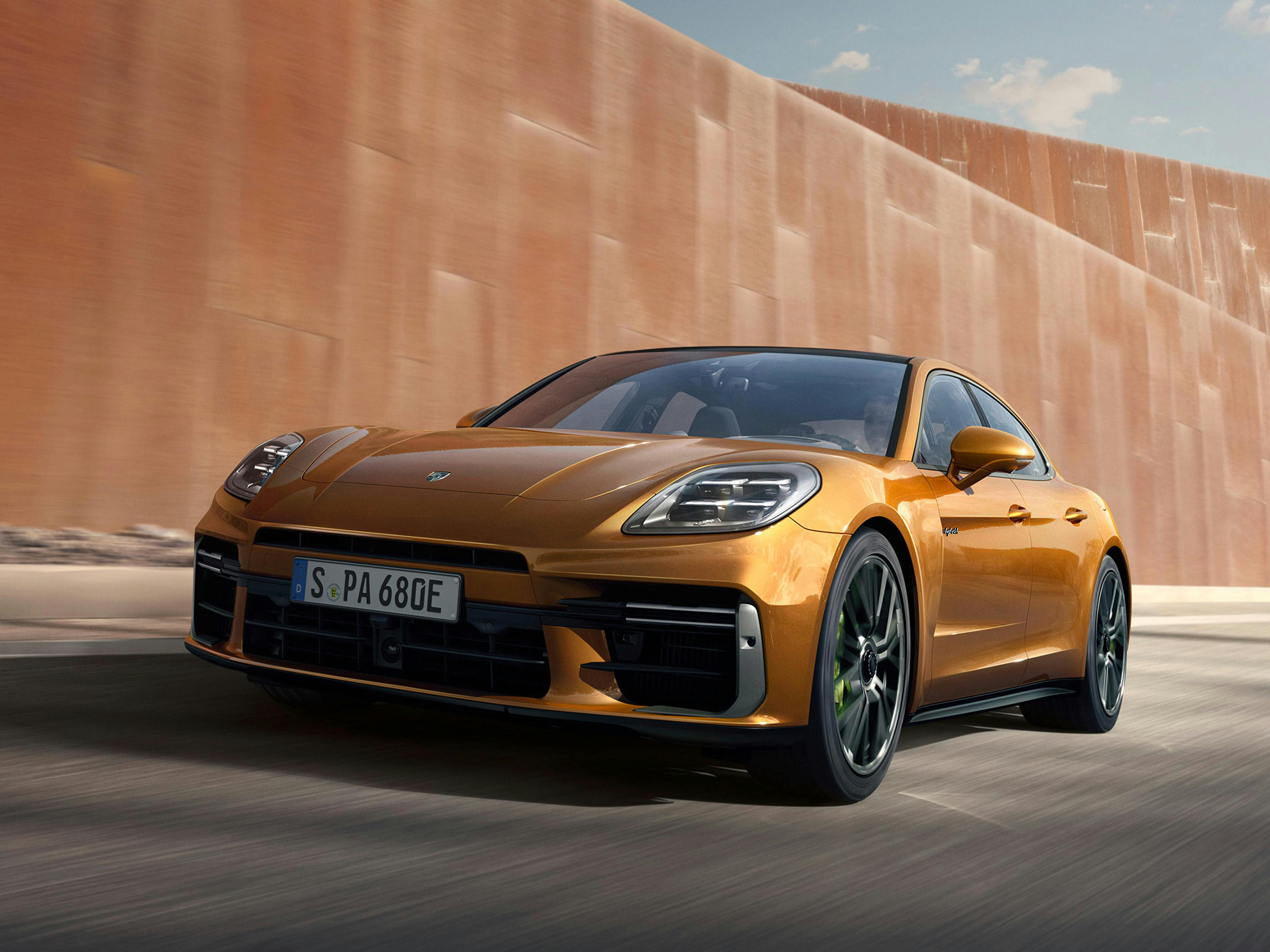 Ein blauer Porsche Panamera ist in einer Garage geparkt, mit einer modernen Treppe und Dekor im Hintergrund.