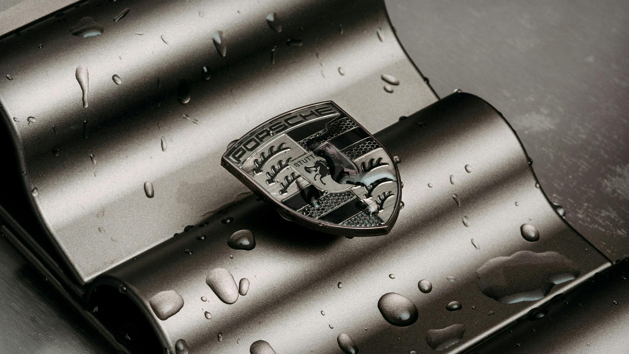 Primo piano della cresta Porsche appoggiata su un campione di Turbonite.